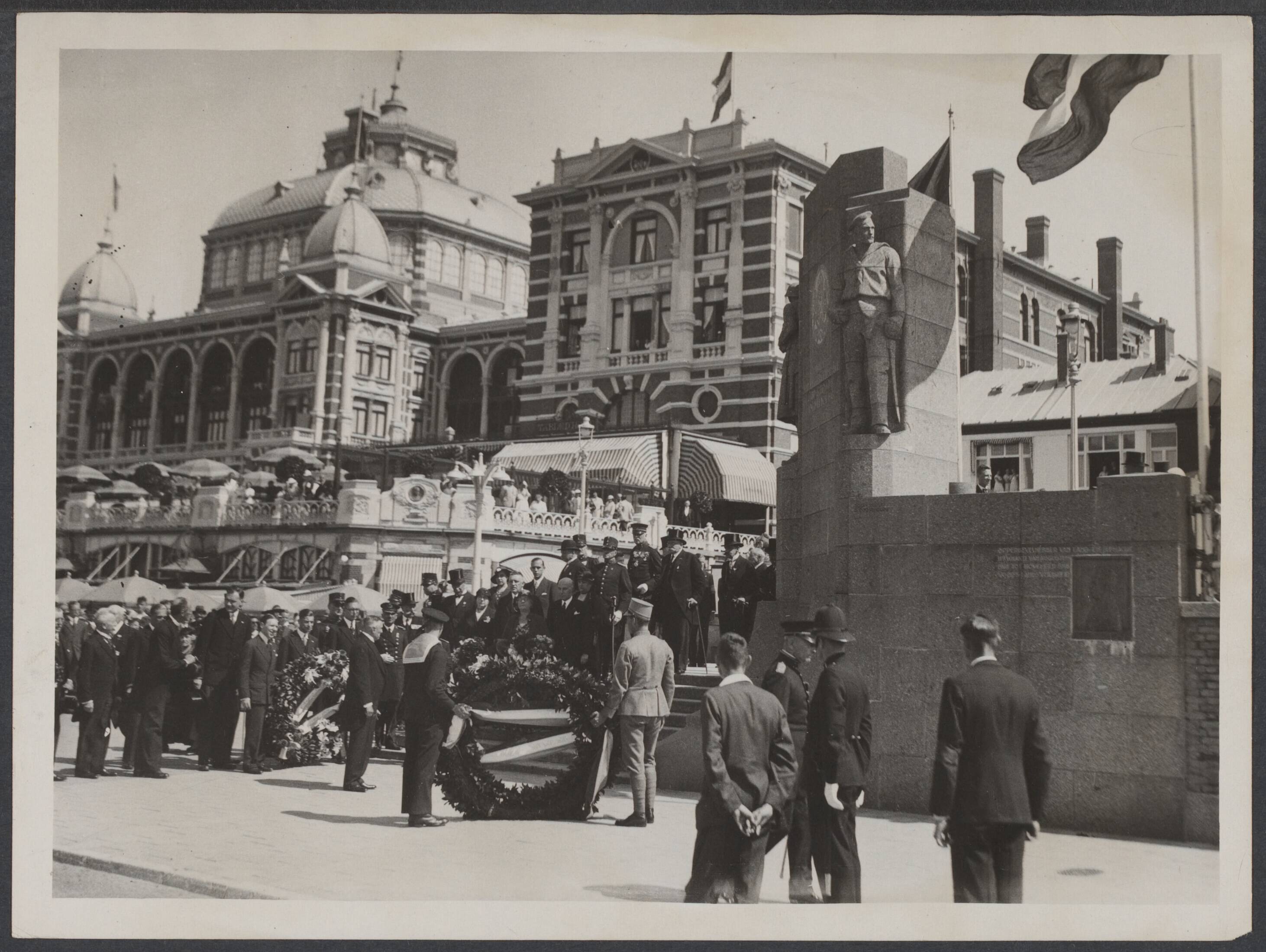 Oorlogsmonumenten W.O.I - Nederland — Kranslegging bij het Monument Leger en Vloot aan de boulevard van Scheveningen — Foto: Onbekend / Publiek Domein of Rechtenvrij. Licentie: Set B: Rechtenvrij / Publiek Domein. Bron: Nationaal Archief. http://hdl.handle.net/10648/338a0b6b-2044-b6a8-16fb-836ac2e122fb