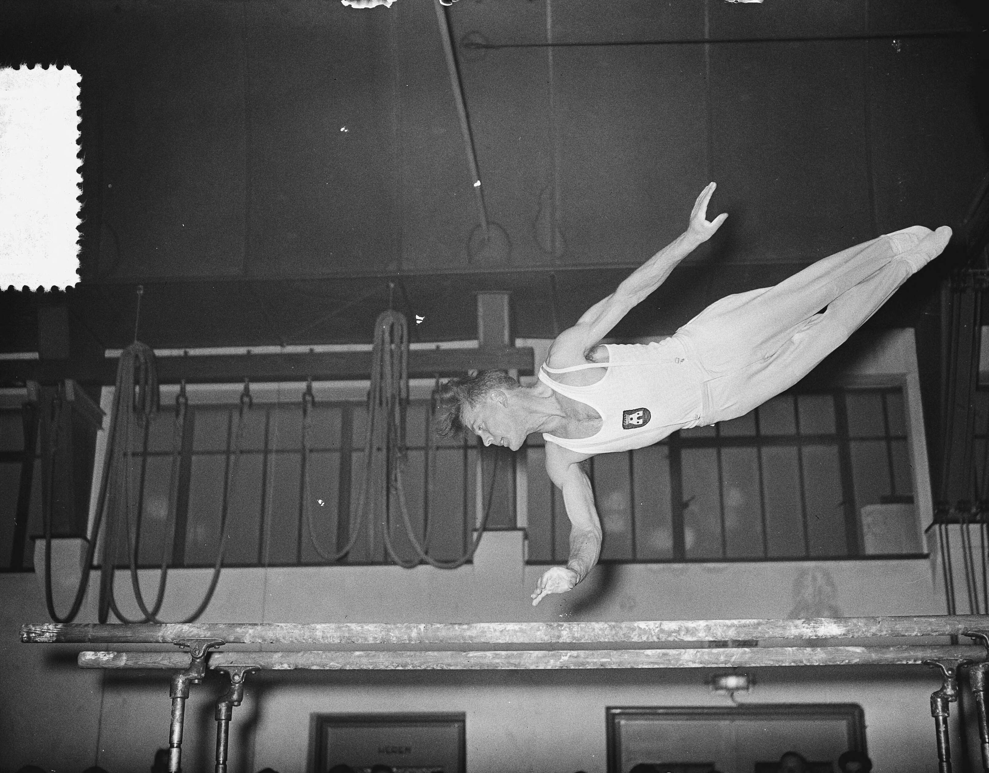Fotocollectie Anefo — Nederlandse turnkampioenschappen Heren in de Gemeentelijke Concertzaal te Krommenie, winnaar Klaas Boot uit Alkmaar tijdens brugoefening — Foto: Bilsen, Joop van / Anefo. Licentie: Set B: Rechtenvrij / Publiek Domein. Bron: Nationaal Archief. http://hdl.handle.net/10648/a92fa402-d0b4-102d-bcf8-003048976d84