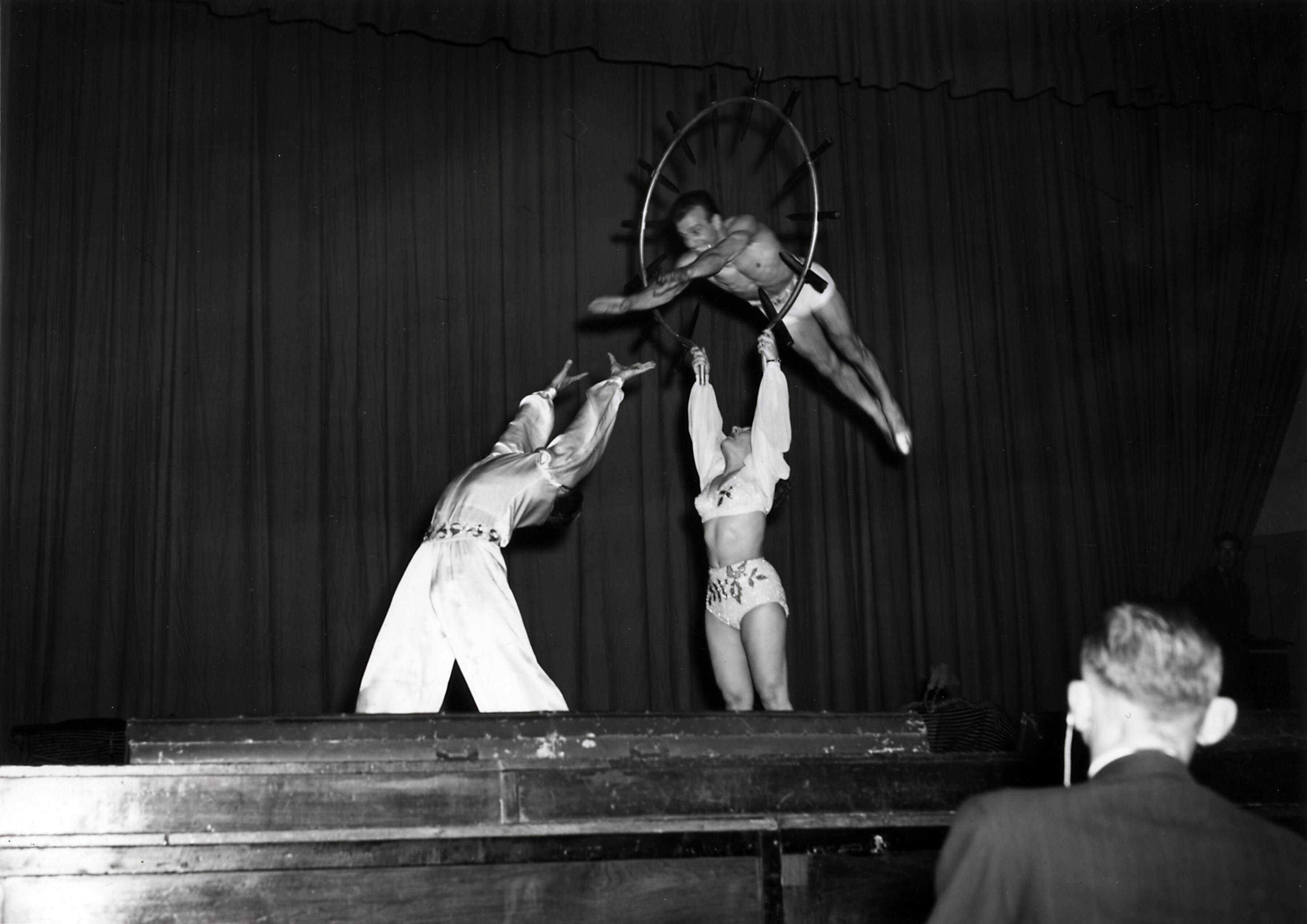 Drukkerij Spaarnestad — [40-jarig jubileum N.V. De Spaarnestad] [feestavond in de Stadsschouwburg] [acrobaten] — Foto: Fotograaf Onbekend / Fotobureau onbekend / Spaarnestad Photo (05887). Licentie: Set B: Rechtenvrij / Publiek Domein. Bron: Nationaal Archief. http://hdl.handle.net/10648/35429da6-3a21-a382-e063-6df0900a6686