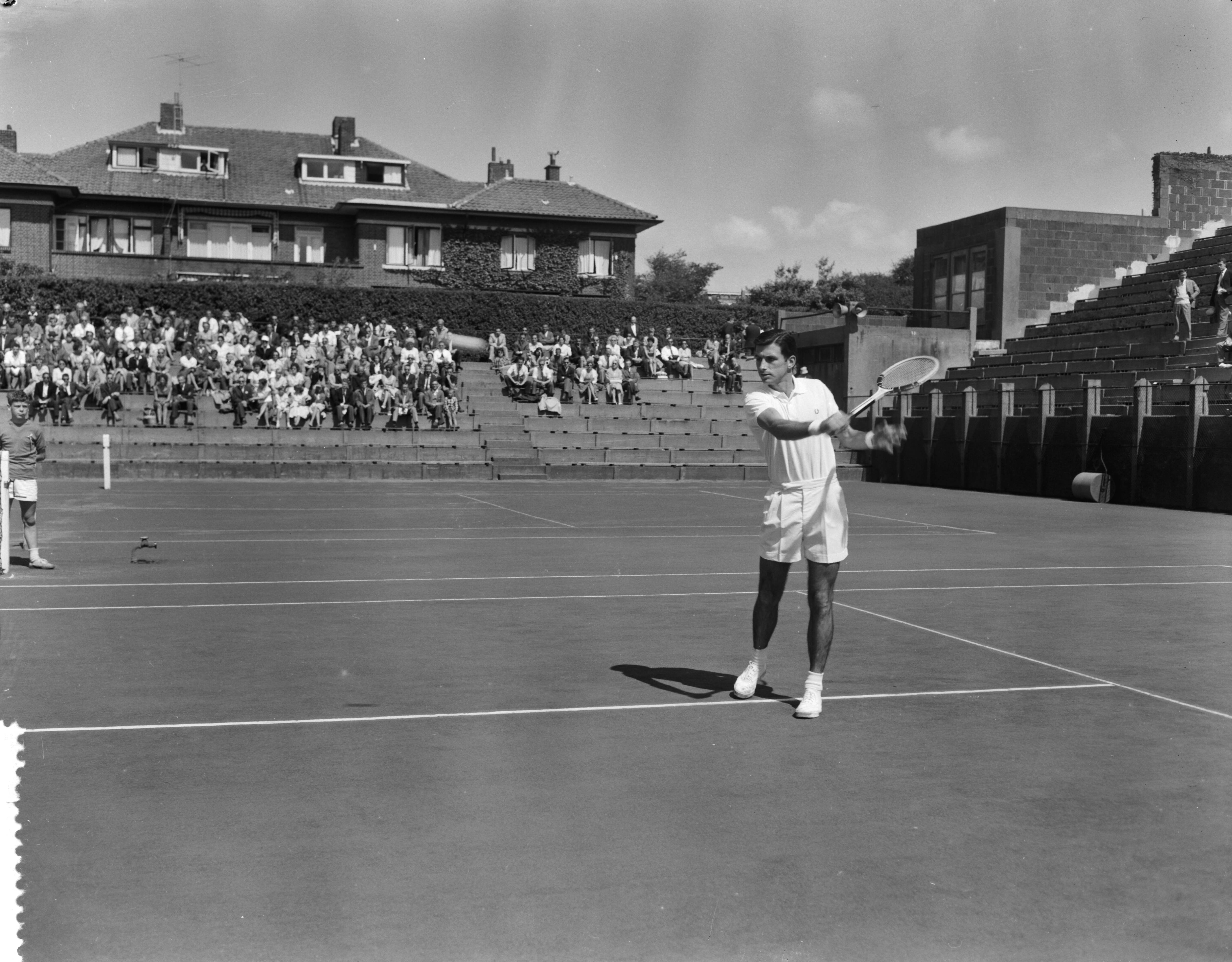 Fotocollectie Anefo — Prof-tennissers van de groep Jack Kramer tijdens de jaarlijkse demonstratiewedstrijden op de METS-banen te Scheveningen. Ashley Cooper — Foto: Bilsen, Joop van / Anefo. Licentie: Set B: Rechtenvrij / Publiek Domein. Bron: Nationaal Archief. http://hdl.handle.net/10648/a9b50836-d0b4-102d-bcf8-003048976d84