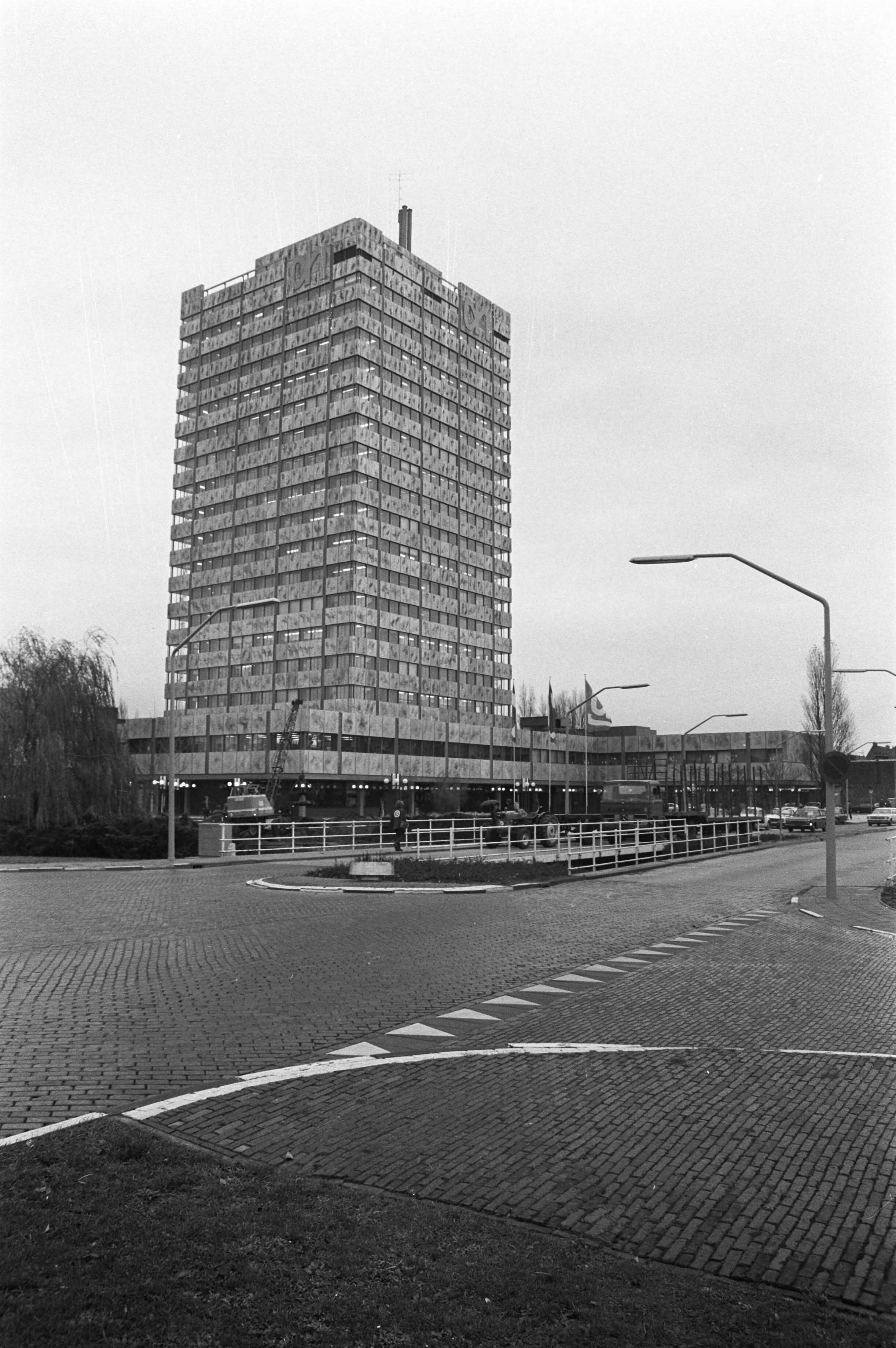 Fotocollectie Anefo — Opening hoofdkantoor Albert Heyn te Zaandam, exterieur — Foto: Punt, W. / Anefo. Licentie: Set B: Rechtenvrij / Publiek Domein. Bron: Nationaal Archief. http://hdl.handle.net/10648/abd7bf5a-d0b4-102d-bcf8-003048976d84