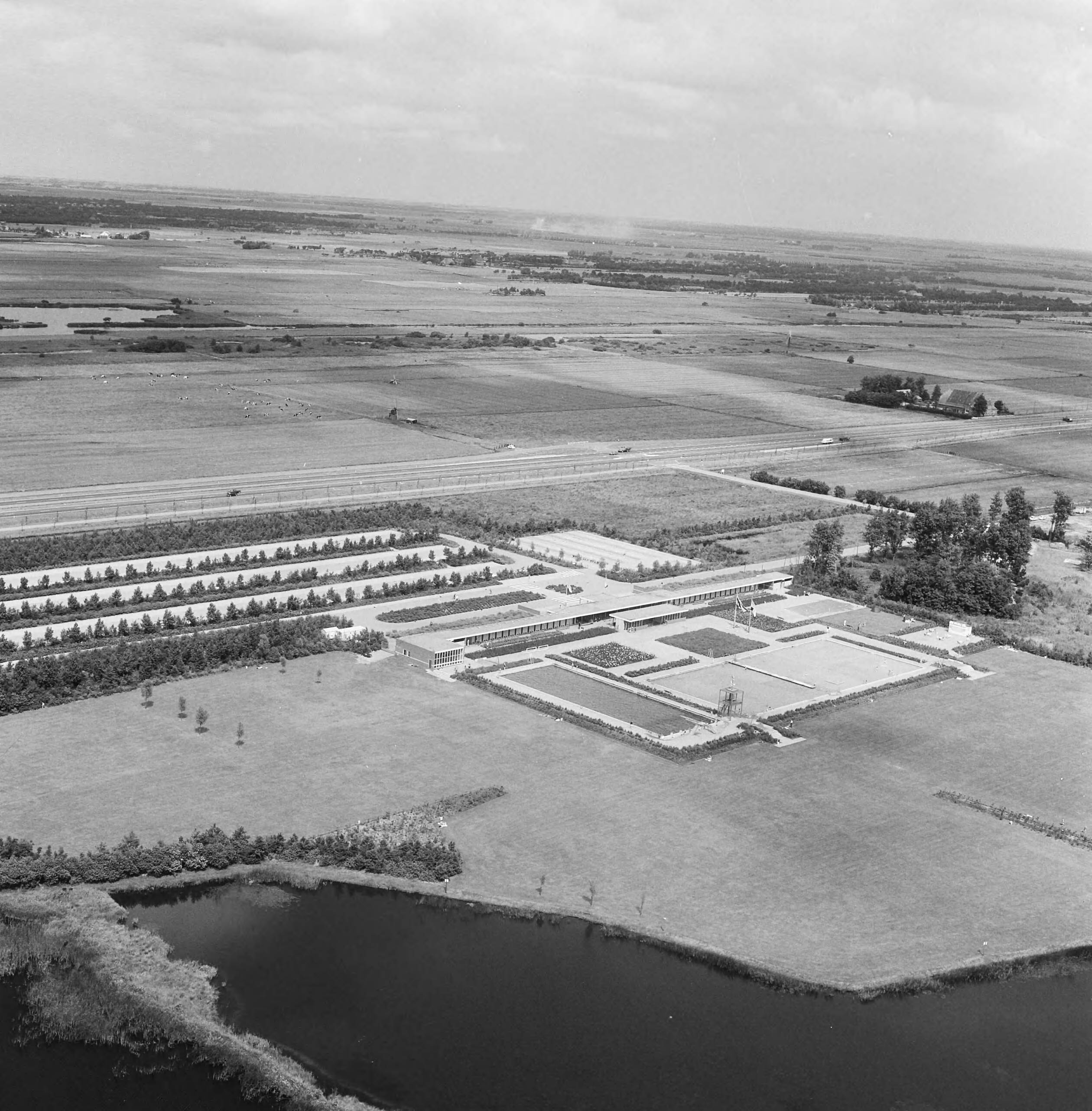 Fotocollectie Nederlandse Heidemaatschappij — Luchtopname. Openluchtzwembad Kleine Wielen bij Leeuwarden — Foto: Fotograaf Onbekend / Heidemij. Licentie: Set B: Rechtenvrij / Publiek Domein. Bron: Nationaal Archief. http://hdl.handle.net/10648/ae4f9a32-d0b4-102d-bcf8-003048976d84