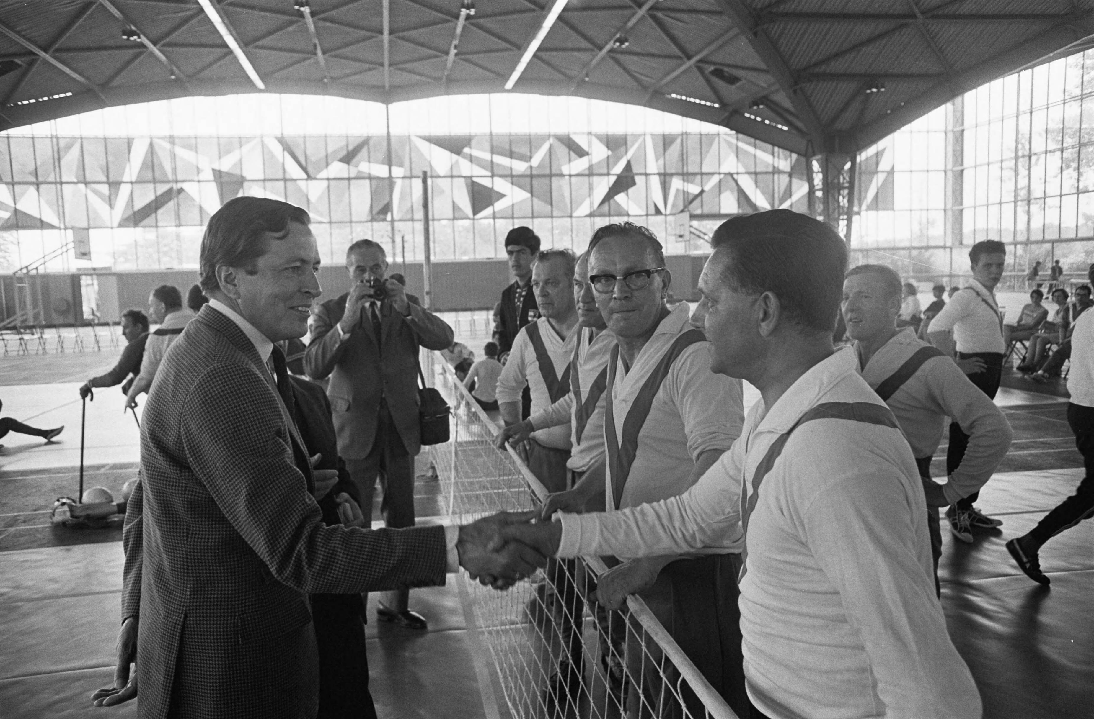 Fotocollectie Anefo — Zijne Koninklijke Hoogheid Prins Claus woont de Landelijke Invaliden Sportdag in Expohal, Hilversum, bij Prins Claus met volleyballers / — Foto: Evers, Joost / Anefo. Licentie: Set B: Rechtenvrij / Publiek Domein. Bron: Nationaal Archief. http://hdl.handle.net/10648/ab6c2fec-d0b4-102d-bcf8-003048976d84