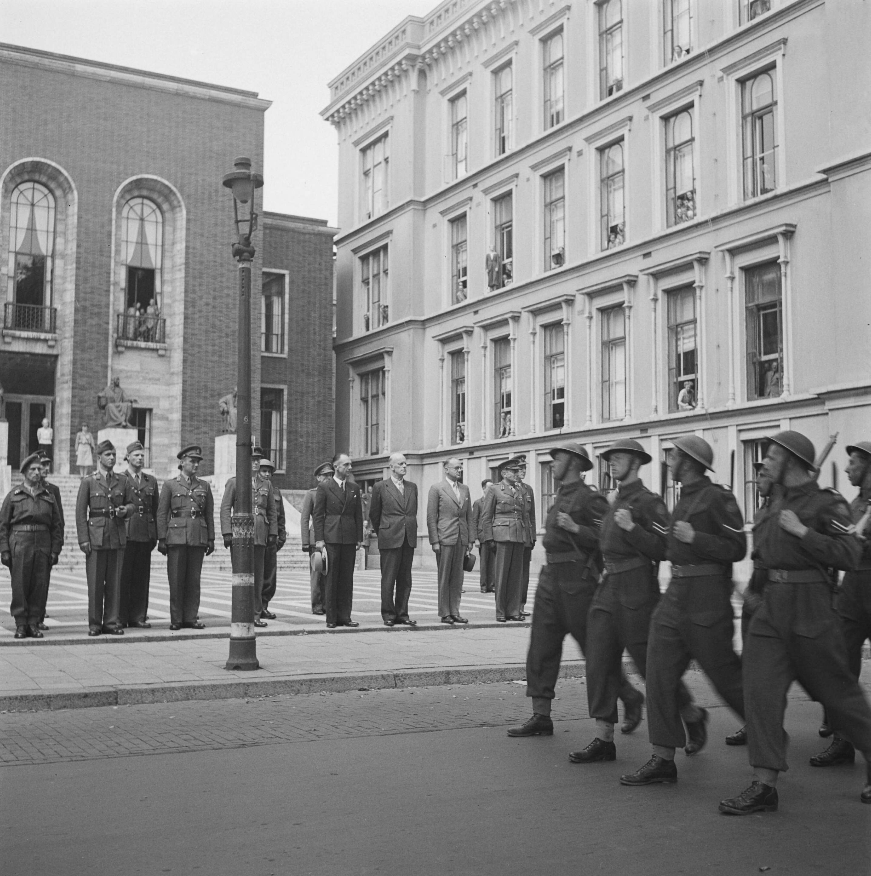 Fotocollectie Anefo — Defilé voor de nieuwe minister van Oorlog, luitenant-kolonel A.H.J.L. Fiévez — Foto: Haren Noman, Theo van / Anefo. Licentie: Set B: Rechtenvrij / Publiek Domein. Bron: Nationaal Archief. http://hdl.handle.net/10648/a8a033ee-d0b4-102d-bcf8-003048976d84