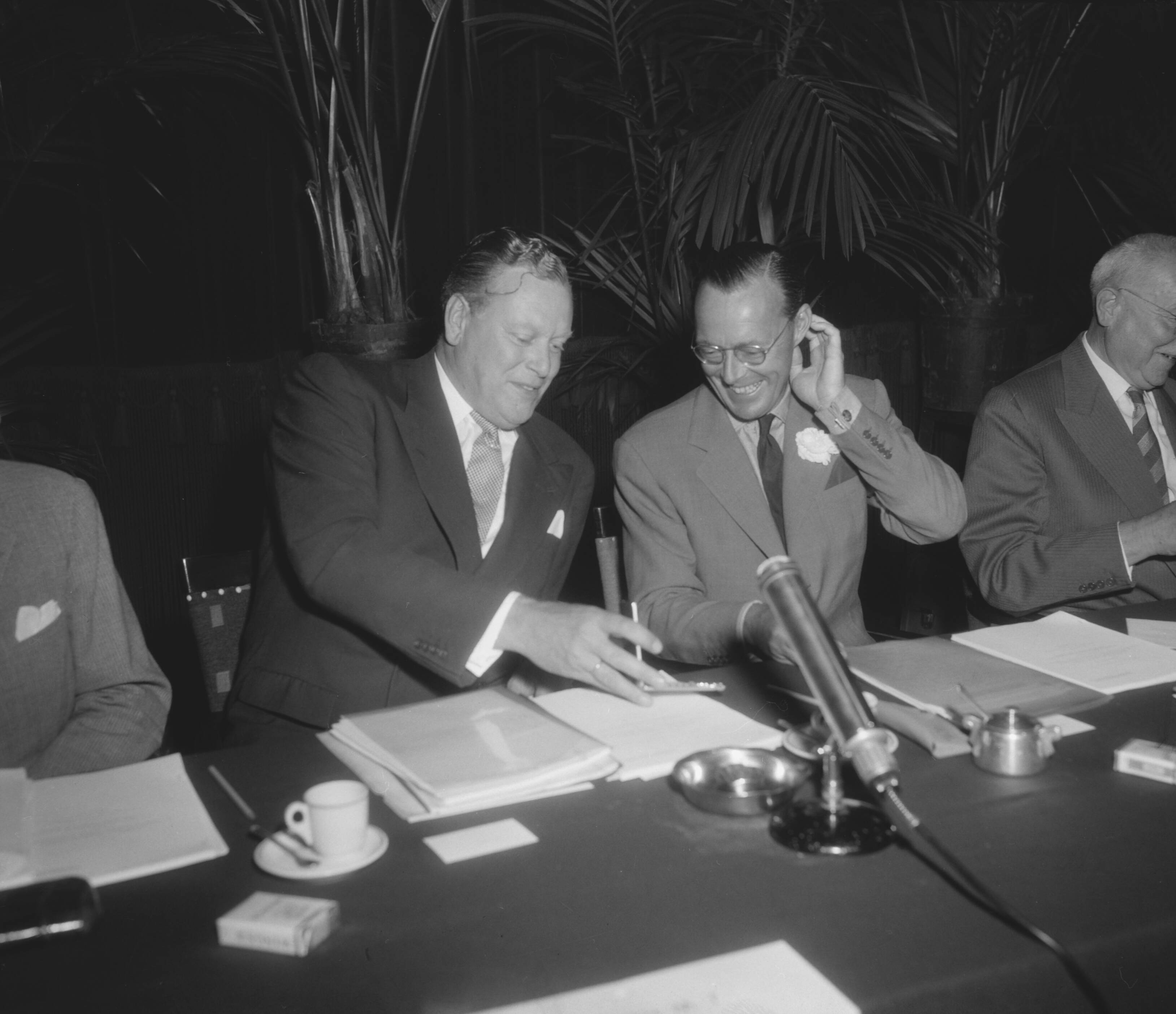 Fotocollectie Anefo — Exportvergadering van de Nederlandse werkgeversbonden in de Dierentuin te Den Haag. Prins Bernhard , in gesprek met J.W. Hupkes (links) — Foto: Pot, Harry / Anefo. Licentie: Set B: Rechtenvrij / Publiek Domein. Bron: Nationaal Archief. http://hdl.handle.net/10648/a9839c42-d0b4-102d-bcf8-003048976d84