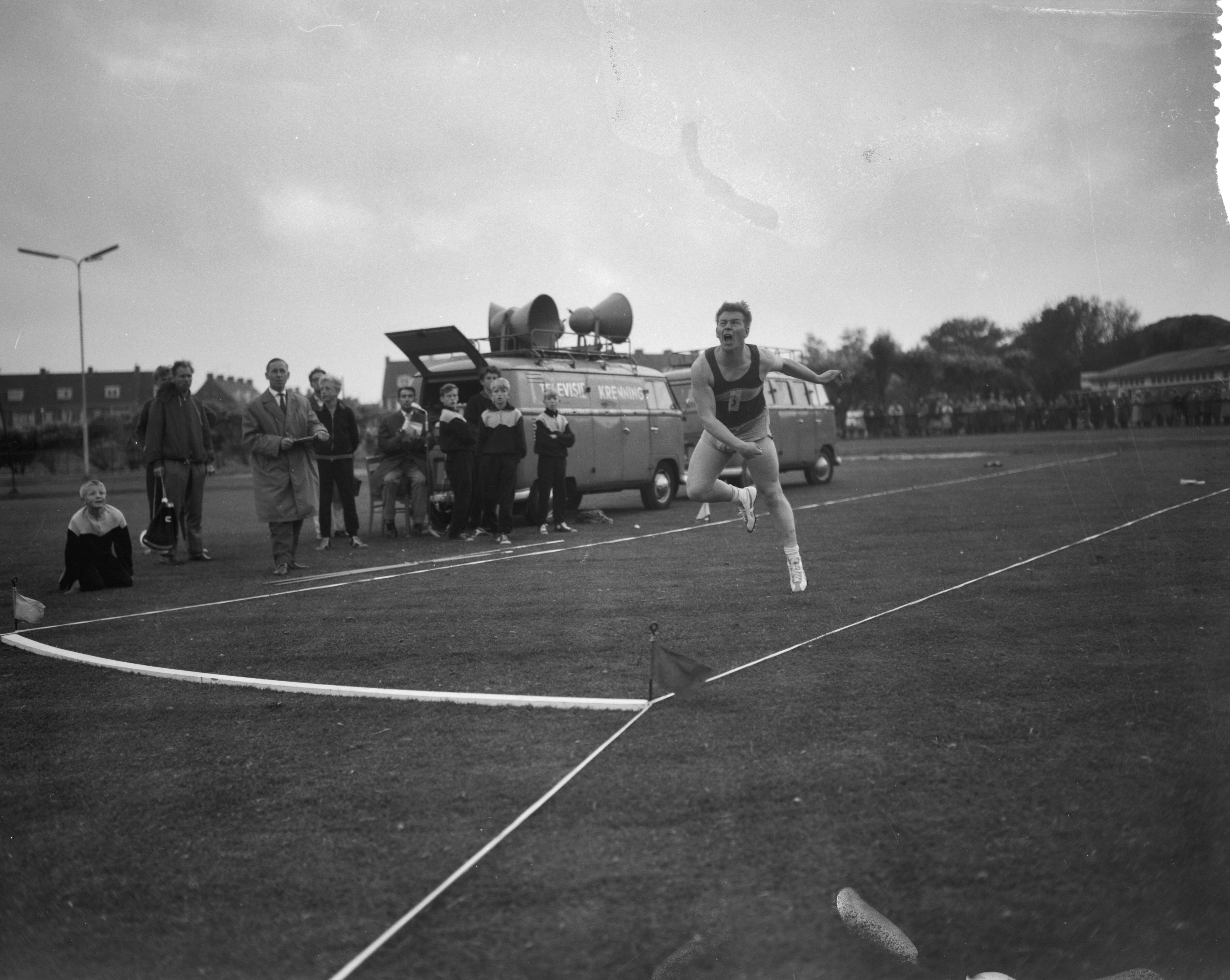 Fotocollectie Anefo — Atletiekwedstrijden Den Haag - Londen. Speerwerpen — Foto: Bilsen, Joop van / Anefo. Licentie: Set B: Rechtenvrij / Publiek Domein. Bron: Nationaal Archief. http://hdl.handle.net/10648/a9dd8964-d0b4-102d-bcf8-003048976d84