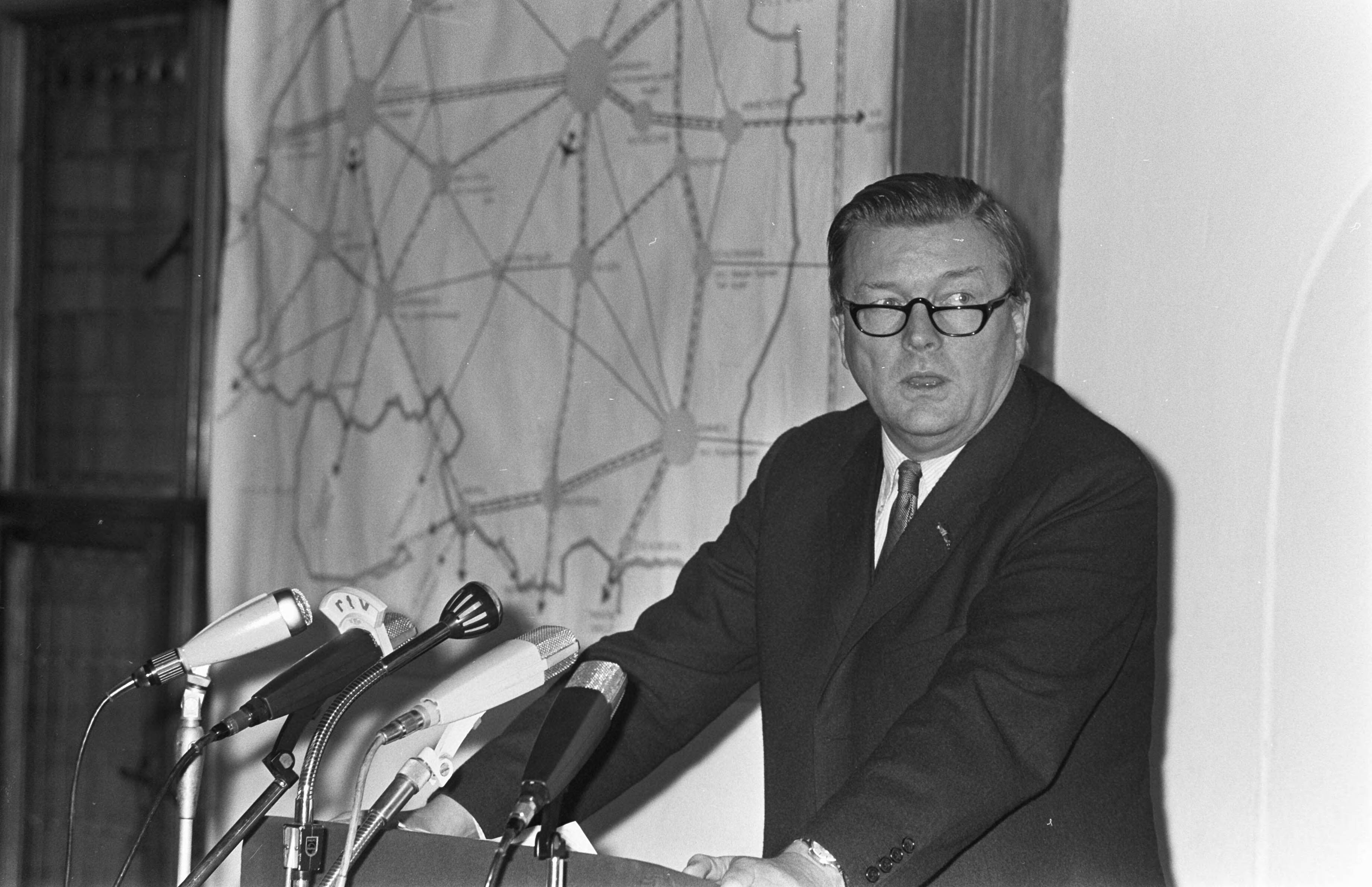 Fotocollectie Anefo — Bijeenkomst gewijd aan het Noorden des Lands in Rolzaal Den Haag Dr. C.F. Karsten (kop), lid Raad van Bestuur Amsterdam Rotterdam Bank — Foto: Kroon, Ron / Anefo. Licentie: Set B: Rechtenvrij / Publiek Domein. Bron: Nationaal Archief. http://hdl.handle.net/10648/ab538fe6-d0b4-102d-bcf8-003048976d84