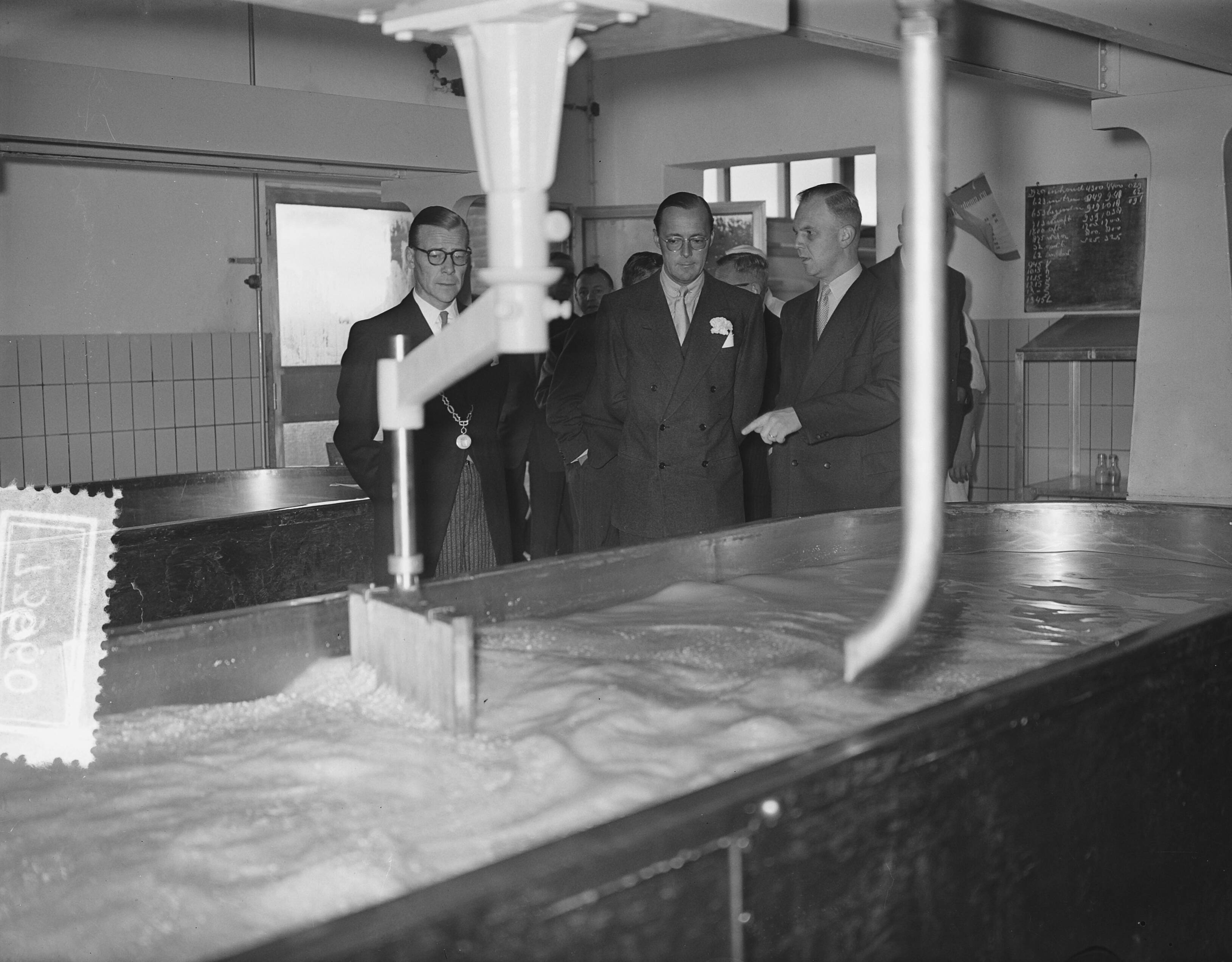 Prins Bernhard bezoekt West-Brabant — Prins Bernhard bezoekt industriegebied Etten-Leur. Bezoek aan Coop. Zuivelfabriek "De Hoop" te Etten — Foto: Bilsen, Joop van / Anefo. Licentie: Set B: Rechtenvrij / Publiek Domein. Bron: Nationaal Archief. http://hdl.handle.net/10648/a93c1f0c-d0b4-102d-bcf8-003048976d84