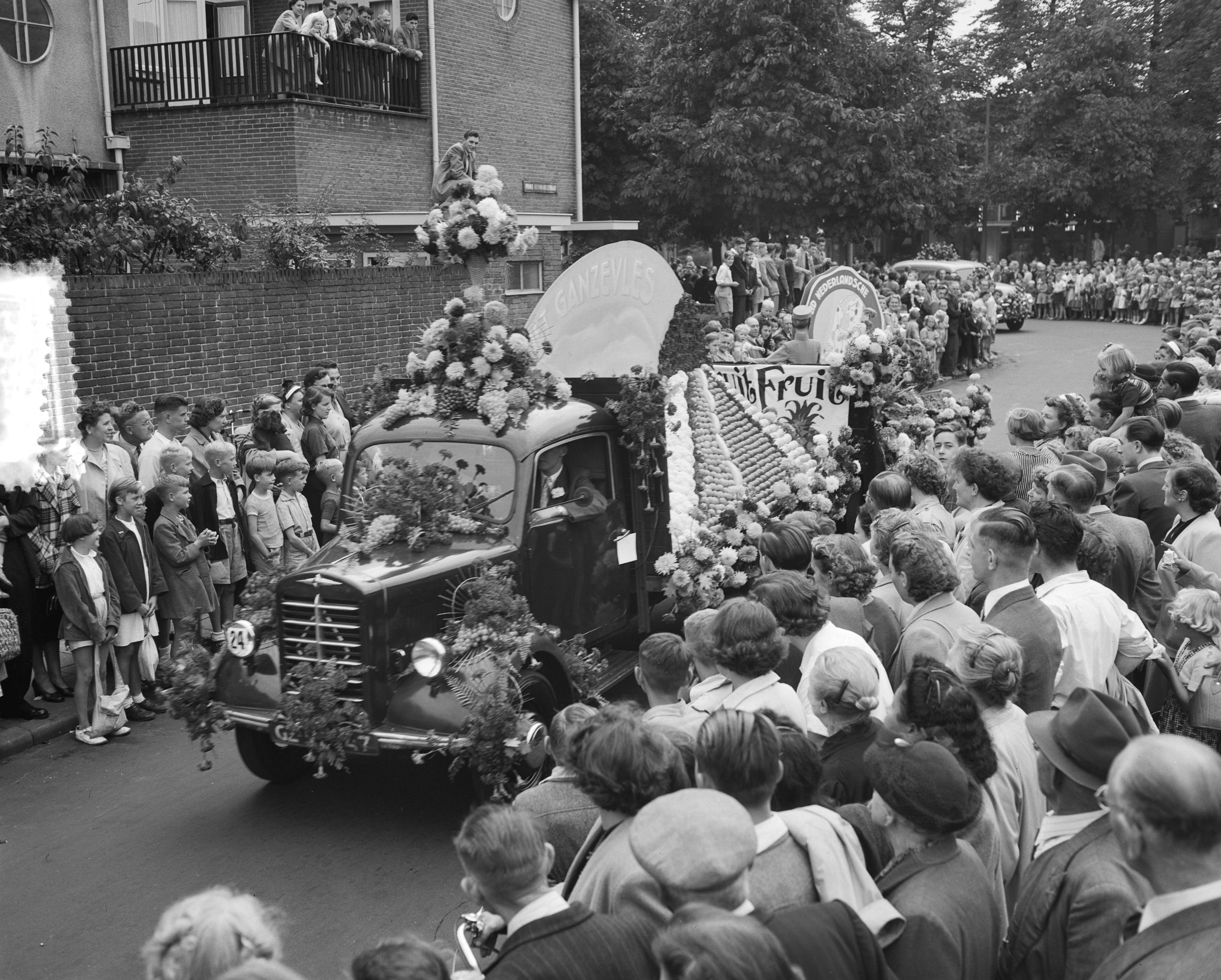 Fotocollectie Anefo — Bloemencorso Hilversum — Foto: Consenheim, Wim / Anefo. Licentie: Set B: Rechtenvrij / Publiek Domein. Bron: Nationaal Archief. http://hdl.handle.net/10648/a8fedd86-d0b4-102d-bcf8-003048976d84
