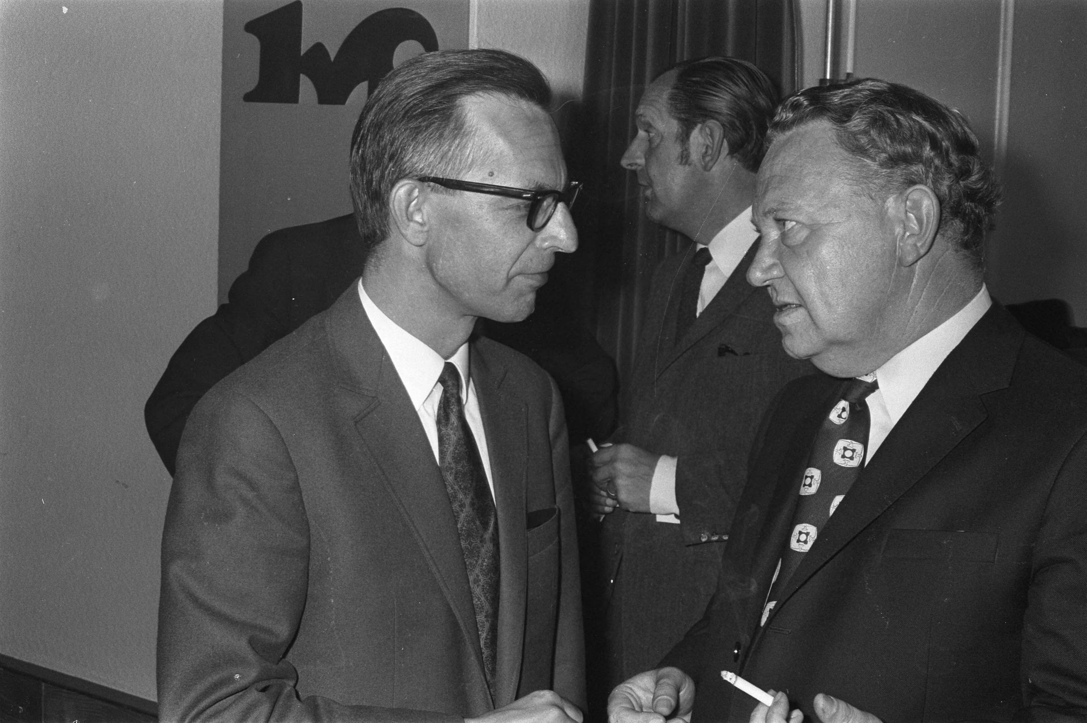 Fotocollectie Anefo — KVP partijraad bijeen, Utrecht, (l) minister Nelissen , (r) Laan, nr. 11 Laan, kop, nr. 13 (l) Nelissen, (r) Laan — Foto: Punt, W. / Anefo. Licentie: Set B: Rechtenvrij / Publiek Domein. Bron: Nationaal Archief. http://hdl.handle.net/10648/abcf3a42-d0b4-102d-bcf8-003048976d84