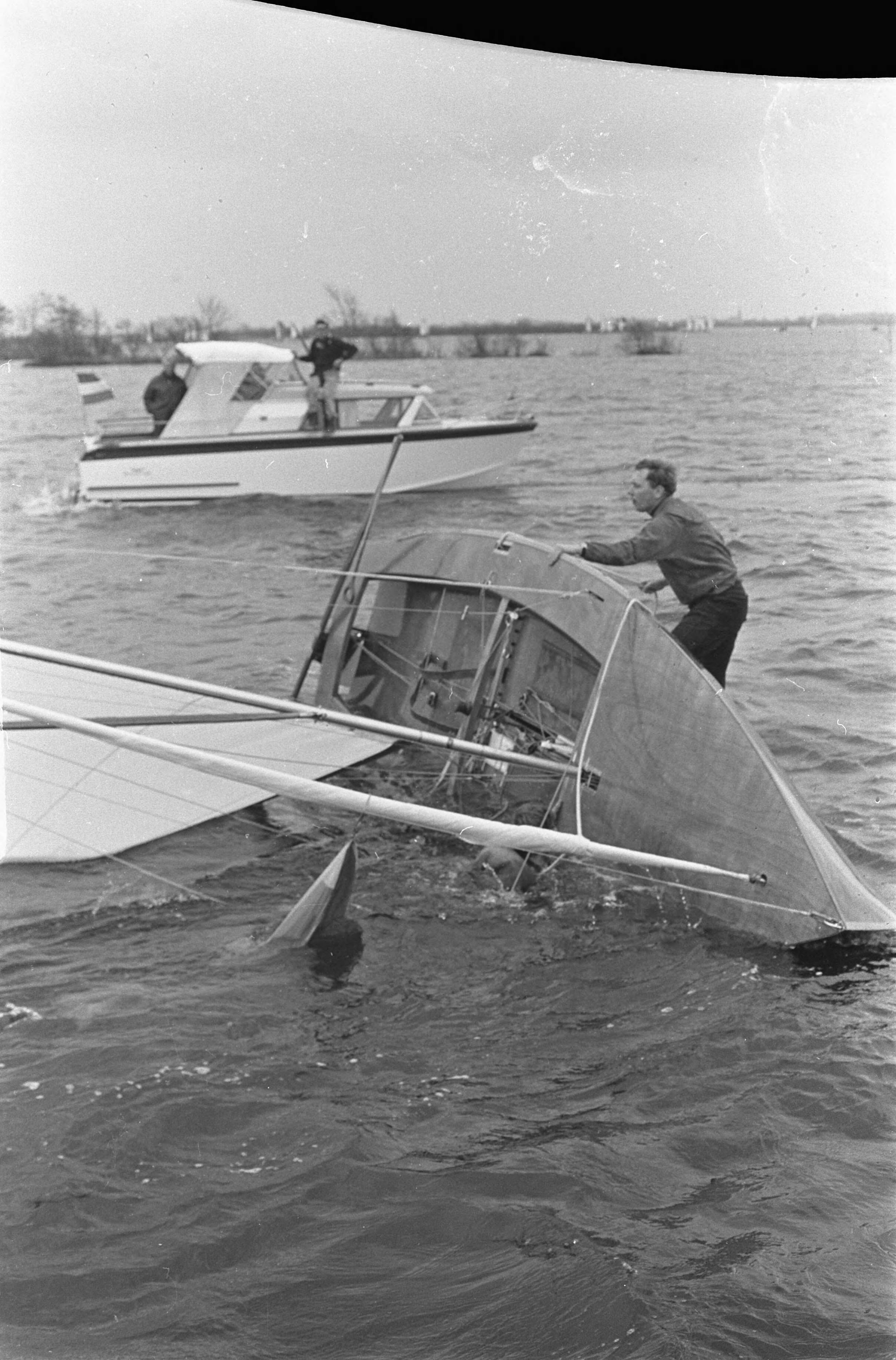 Fotocollectie Anefo — Paasregatta, zeilwedstrijden te Loosdrecht. Actiefotos tijdens zeilwedstrijden — Foto: Kroon, Ron / Anefo. Licentie: Set B: Rechtenvrij / Publiek Domein. Bron: Nationaal Archief. http://hdl.handle.net/10648/ab3ce2a0-d0b4-102d-bcf8-003048976d84