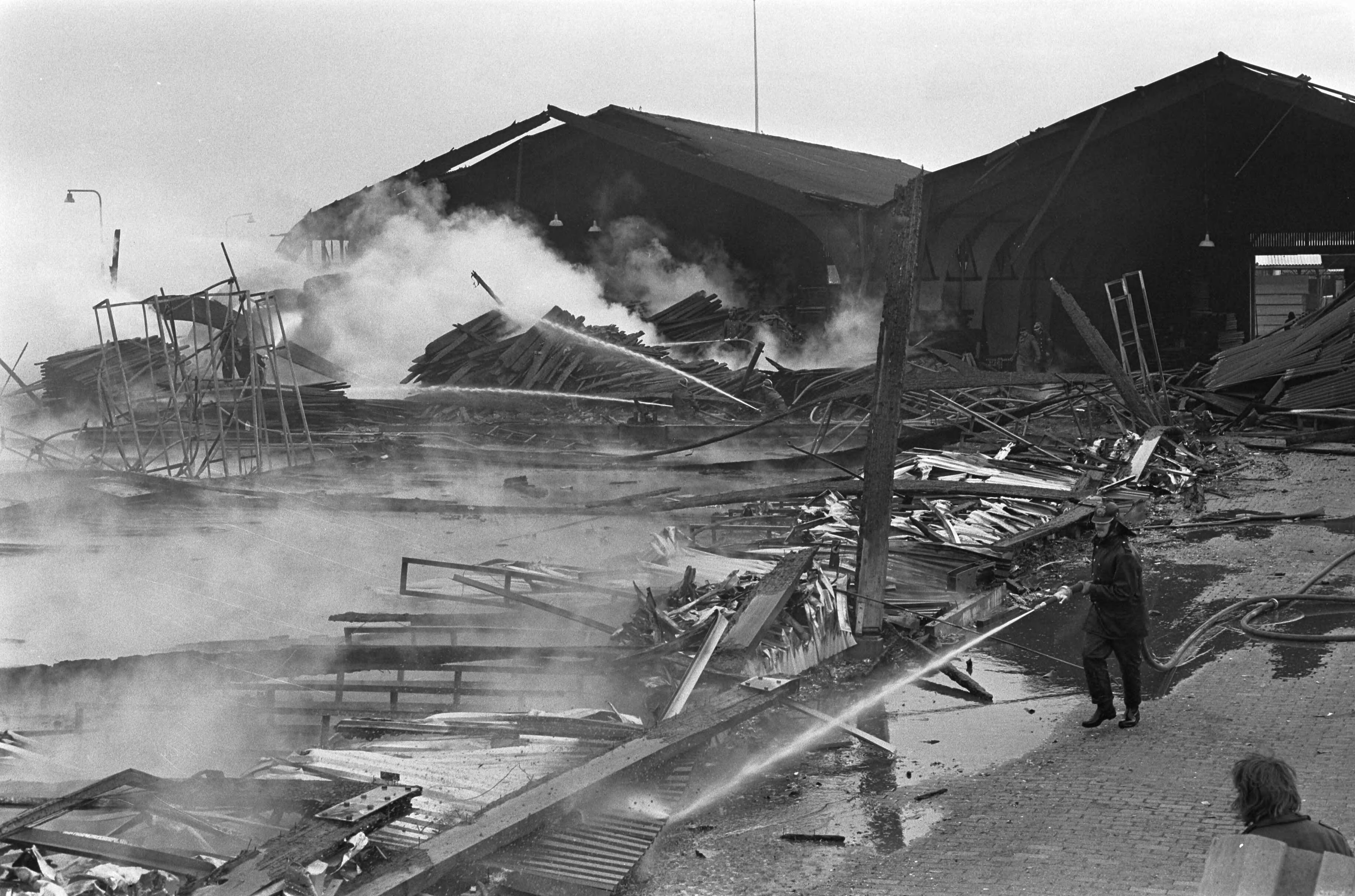 Fotocollectie Anefo — Brand bij William Pont Zaandam, blussingswerkzaamheden, overzicht — Foto: Mieremet, Rob / Anefo. Licentie: Set B: Rechtenvrij / Publiek Domein. Bron: Nationaal Archief. http://hdl.handle.net/10648/ac2bfafc-d0b4-102d-bcf8-003048976d84