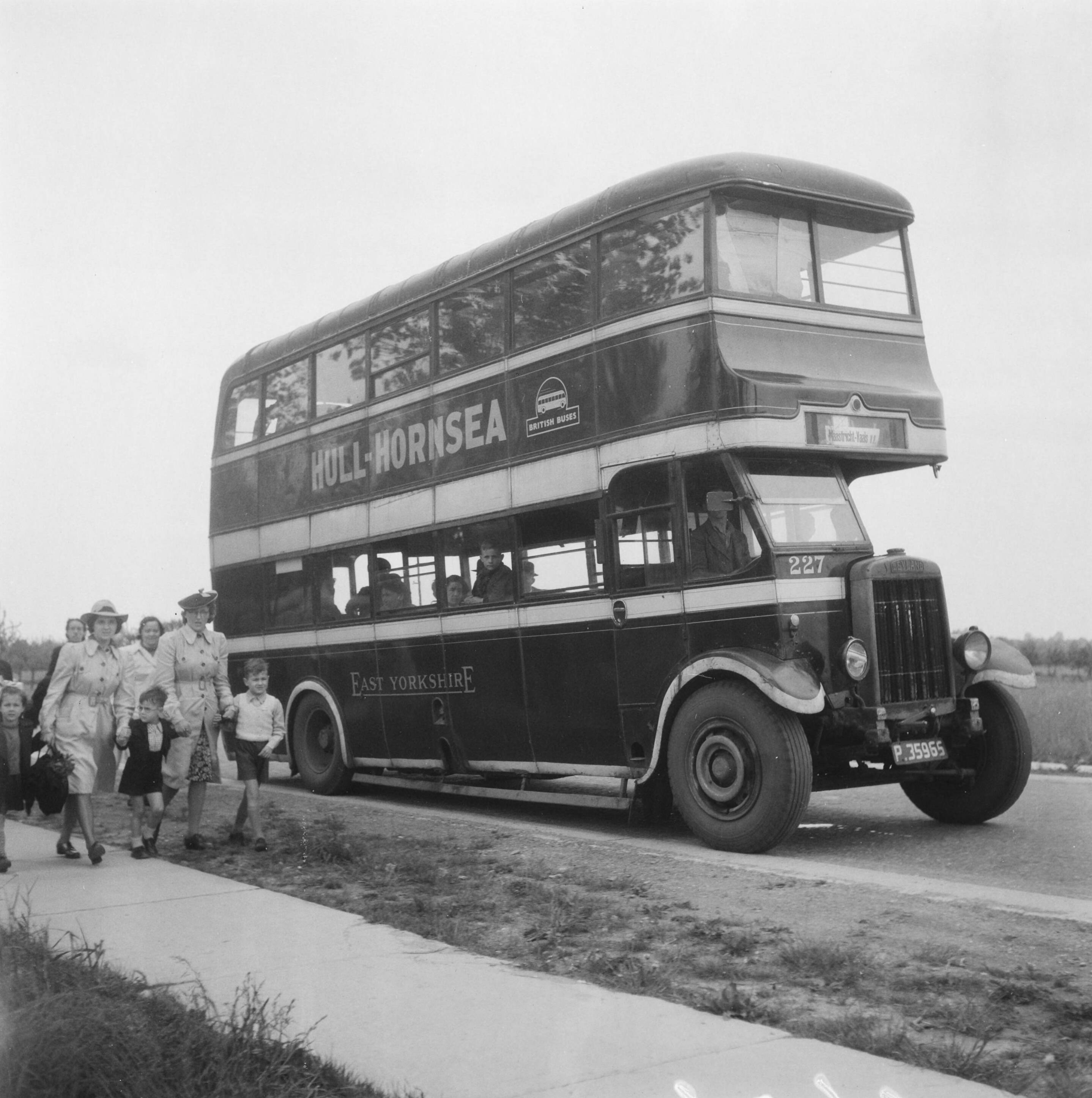 Fotocollectie Anefo — Dubbeldekkerbus Vaals — Foto: Bennekom, Ad van / Anefo. Licentie: Set B: Rechtenvrij / Publiek Domein. Bron: Nationaal Archief. http://hdl.handle.net/10648/a89eaf1a-d0b4-102d-bcf8-003048976d84