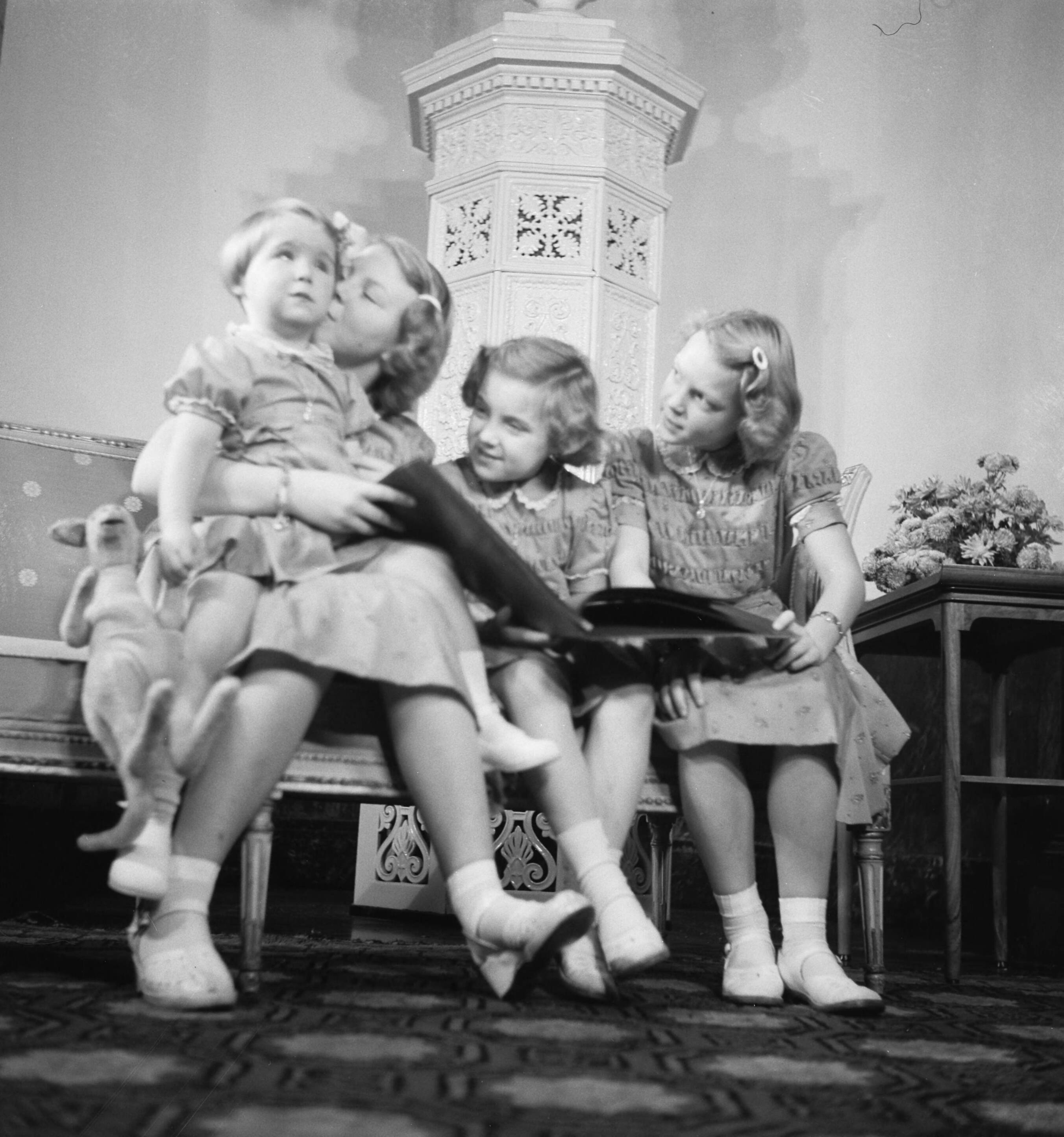 Reportage Koninklijk gezin op paleis Soestdijk — Koninklijk gezin op Soestdijk. De prinsessen Marijke (Christina), Beatrix, Margriet en Irene — Foto: Noske, J.D. / Anefo. Licentie: Set B: Rechtenvrij / Publiek Domein. Bron: Nationaal Archief. http://hdl.handle.net/10648/a8e1c066-d0b4-102d-bcf8-003048976d84