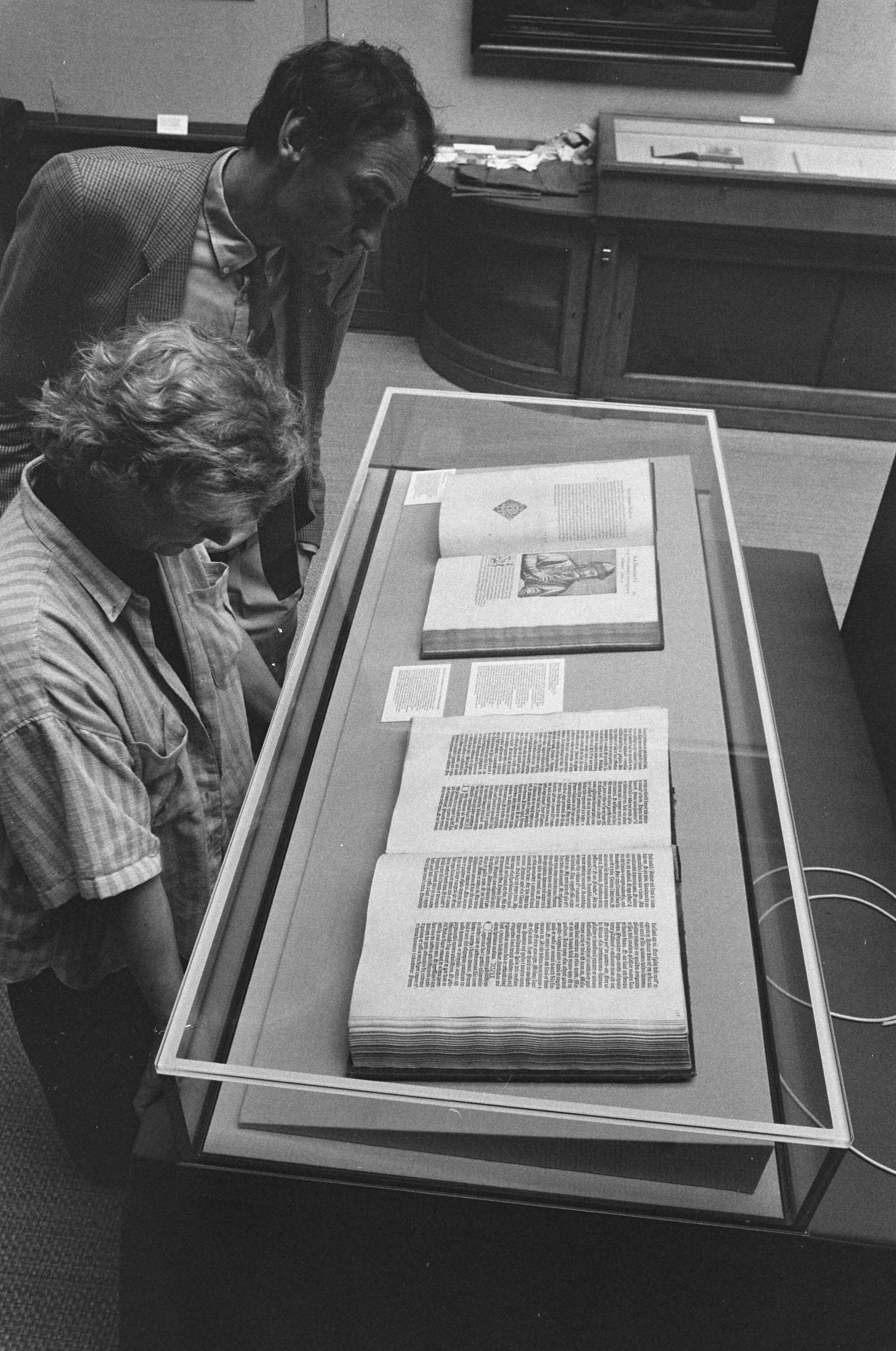 Fotocollectie Anefo — Het oudste boek ter wereld, de "Gutenberg Bijbel", wordt geëxposeerd op een tentoonstelling rond Laurens Jansz. Coster in Haarlem — Foto: Croes, Rob C. / Anefo. Licentie: Set B: Rechtenvrij / Publiek Domein. Bron: Nationaal Archief. http://hdl.handle.net/10648/ad6ab0e8-d0b4-102d-bcf8-003048976d84