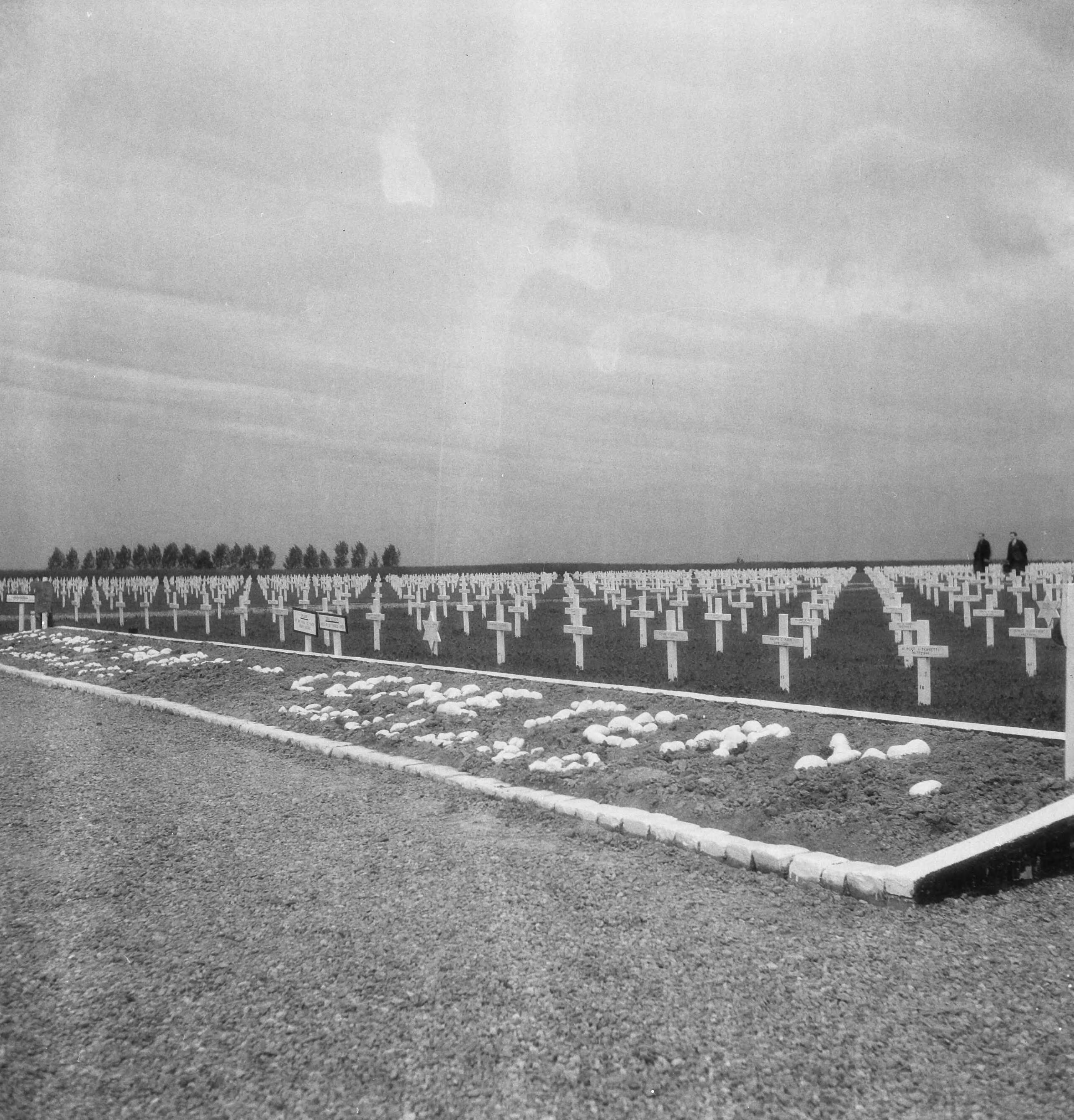 Fotocollectie Anefo — Amerikaanse militaire begraafplaats te Margraten — Foto: Fotograaf Onbekend / Anefo. Licentie: Set B: Rechtenvrij / Publiek Domein. Bron: Nationaal Archief. http://hdl.handle.net/10648/aaca8688-d0b4-102d-bcf8-003048976d84