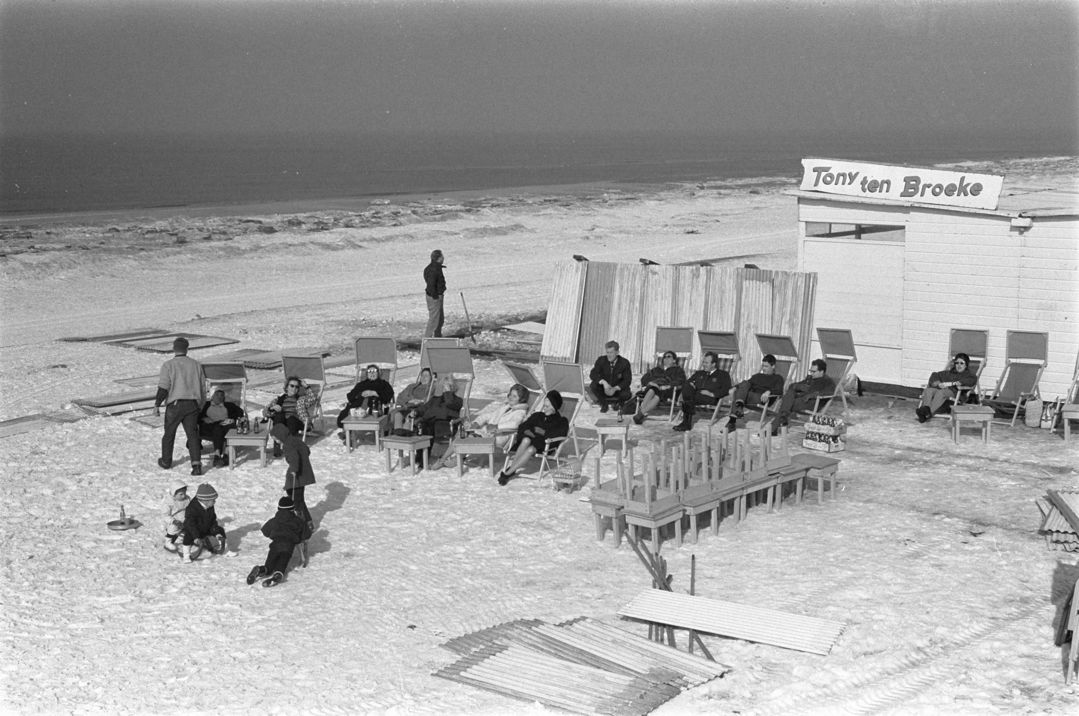 Fotocollectie Anefo — Lente of wintersport op het Zandvoortse strand. Mensen aan het zonnebaden — Foto: Pot, Harry / Anefo. Licentie: Set B: Rechtenvrij / Publiek Domein. Bron: Nationaal Archief. http://hdl.handle.net/10648/aa2b9dde-d0b4-102d-bcf8-003048976d84