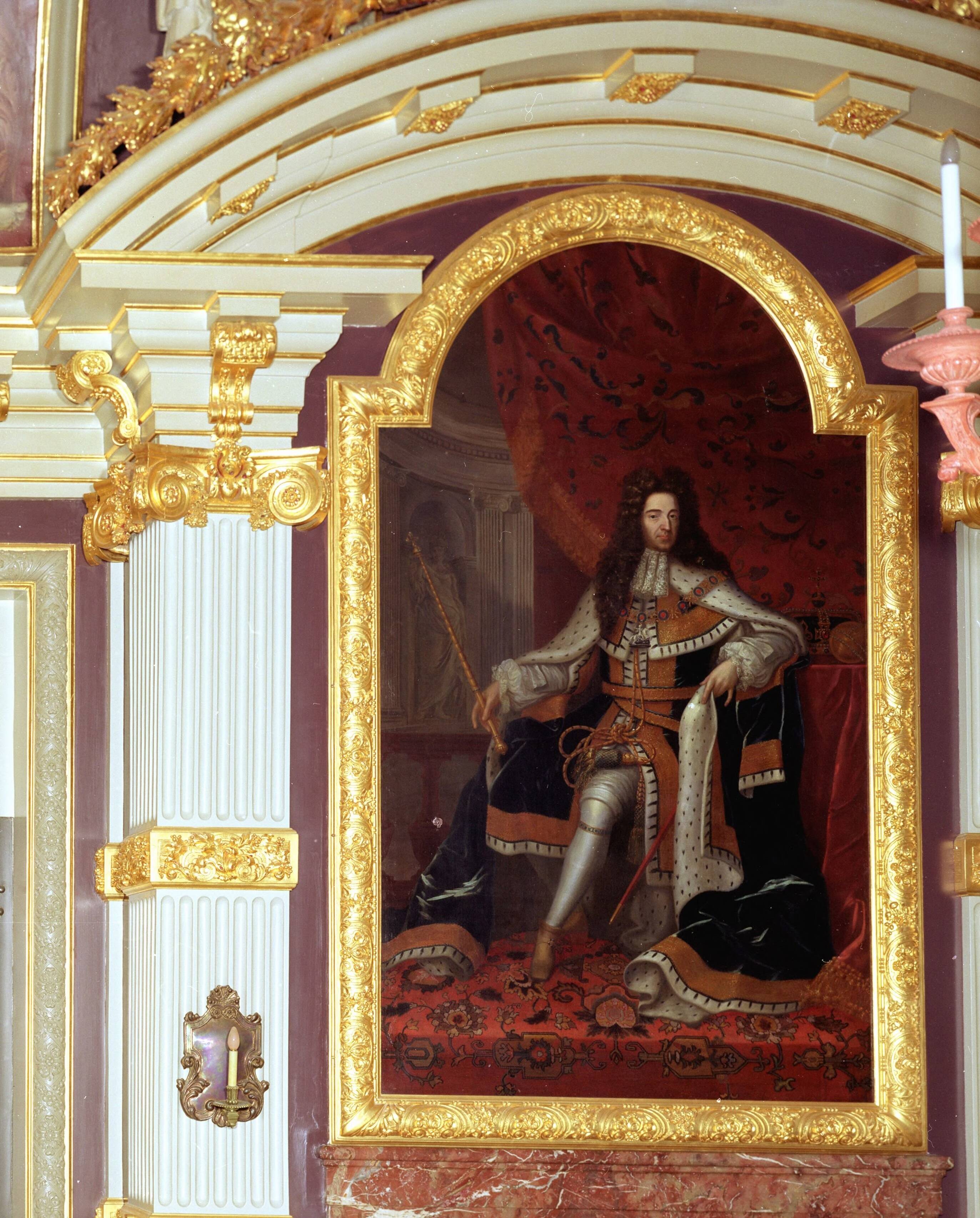 Fotocollectie RVD / Koninklijk Huis — Schilderij van Jean Henri Brandon uit 1697: koning- stadhouder prins Willem III (1650 - 1702) in de Trêveszaal van het ministerie van Algemene Zaken, Binnenhof 20, Den Haag — Foto: Onbekend / RVD. Licentie: Set B: Rechtenvrij / Publiek Domein. Bron: Nationaal Archief. http://hdl.handle.net/10648/afb1f578-d0b4-102d-bcf8-003048976d84