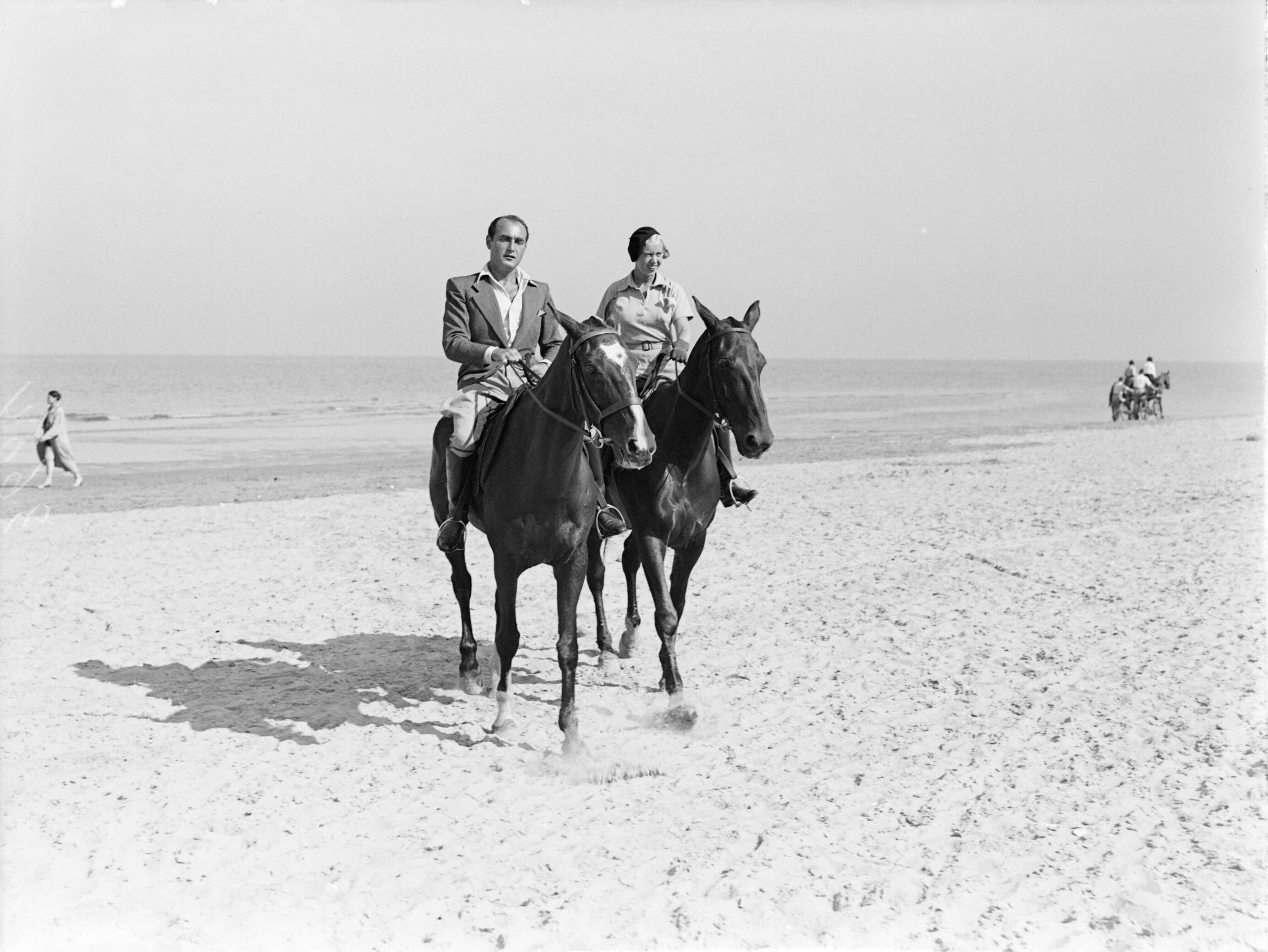 Scheveningen. — Een man (Farrar?) en een vrouw (Yvonne?) te paard aan het Scheveningse strand — Foto: Poll, Willem van de. Licentie: Set B: Rechtenvrij / Publiek Domein. Bron: Nationaal Archief. http://hdl.handle.net/10648/ae9b1d5e-d0b4-102d-bcf8-003048976d84