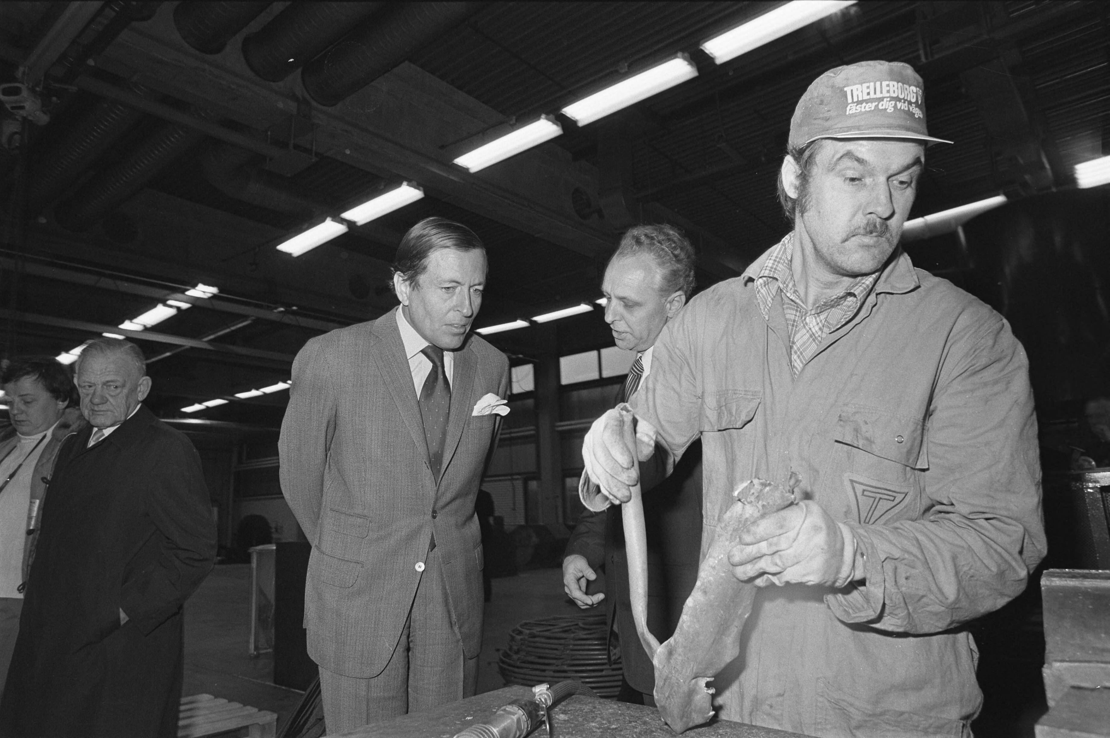 Fotocollectie Anefo — Prins Claus bij opening Trelleborg in Hoogezond (Groningen); Prins Claus tijdens rondgang door fabriek — Foto: Mieremet, Rob / Anefo. Licentie: Set B: Rechtenvrij / Publiek Domein. Bron: Nationaal Archief. http://hdl.handle.net/10648/ac5b7840-d0b4-102d-bcf8-003048976d84