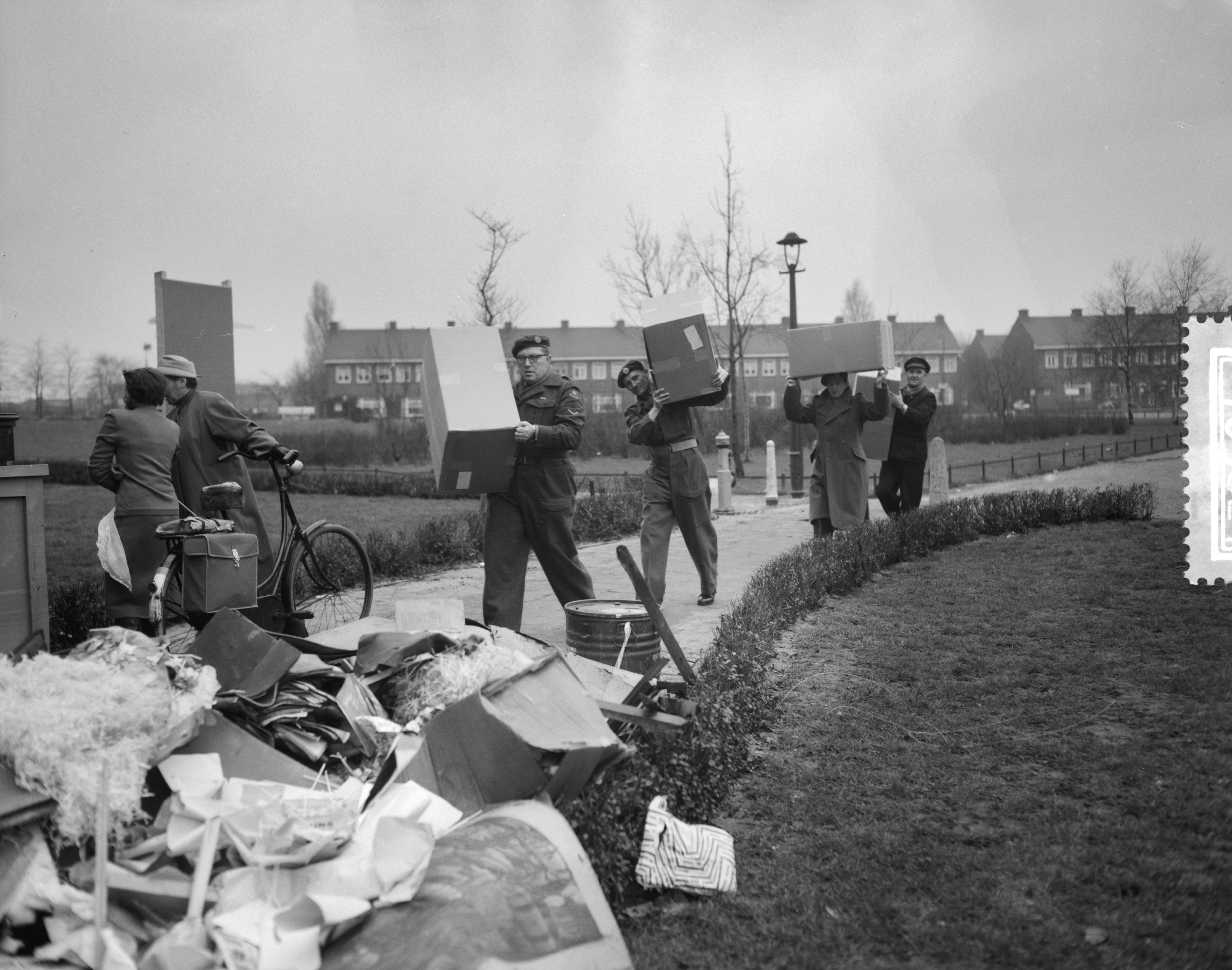 Ramp Tuindorp Oostzaan — Laatste voorbereiding terugkeer bewoners Oostzaan — Foto: Bilsen, Joop van / Anefo. Licentie: Set B: Rechtenvrij / Publiek Domein. Bron: Nationaal Archief. http://hdl.handle.net/10648/a9a6d3ba-d0b4-102d-bcf8-003048976d84