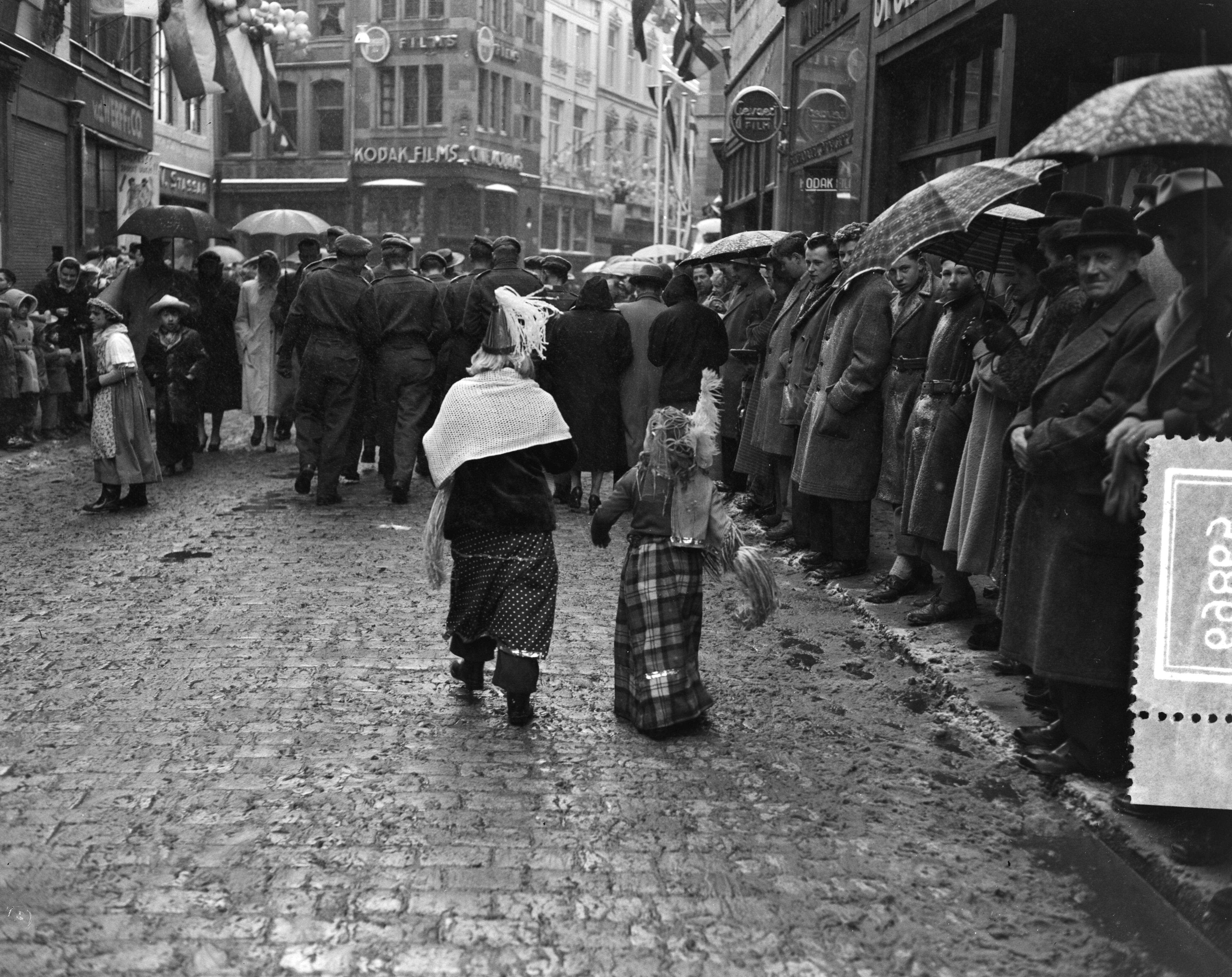 Fotocollectie Anefo — Carnavalsoptocht te Maastricht in de sneeuw — Foto: Pot, Harry / Anefo. Licentie: Set B: Rechtenvrij / Publiek Domein. Bron: Nationaal Archief. http://hdl.handle.net/10648/a930f05a-d0b4-102d-bcf8-003048976d84