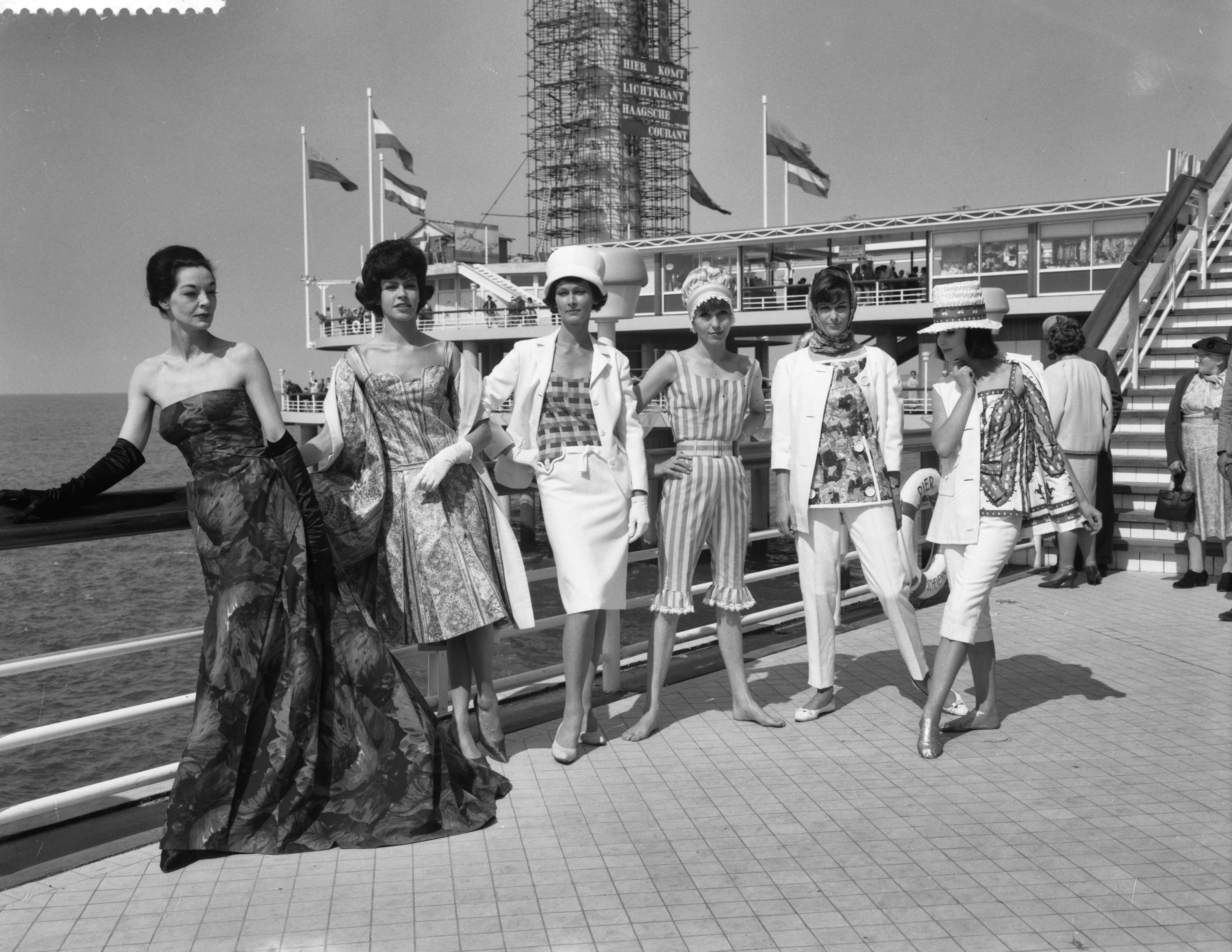 Fotocollectie Anefo — Modeshow op de Scheveningse Pier — Foto: Bilsen, Joop van / Anefo. Licentie: Set B: Rechtenvrij / Publiek Domein. Bron: Nationaal Archief. http://hdl.handle.net/10648/a9d8b218-d0b4-102d-bcf8-003048976d84