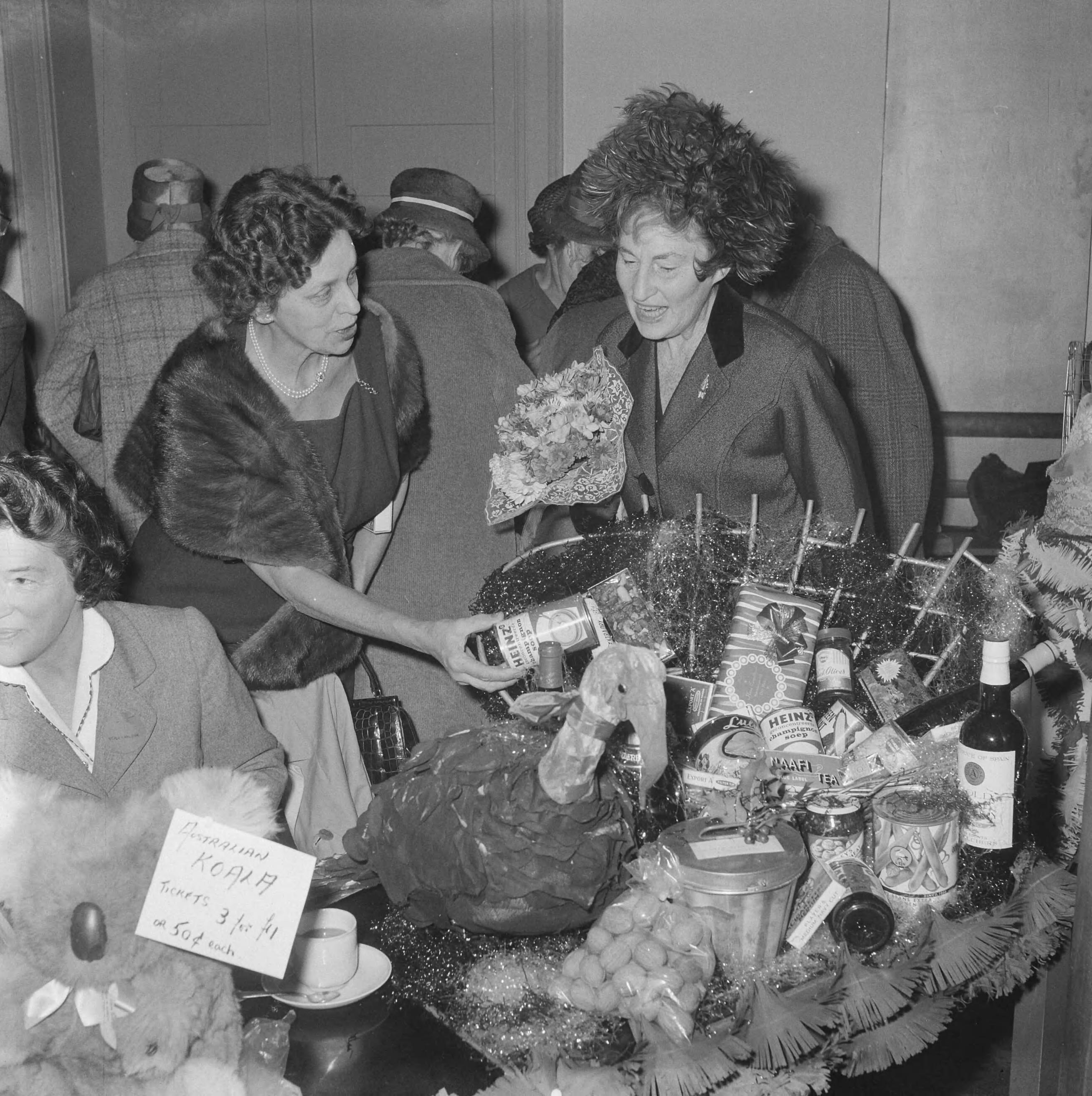 Fotocollectie Anefo — Kerstbazar geopend in Den Haag door Lady Noble, echtgenote van de Britse ambassadeur sir Andrew Noble — Foto: Nijs, Jac. de / Anefo. Licentie: Set B: Rechtenvrij / Publiek Domein. Bron: Nationaal Archief. http://hdl.handle.net/10648/aa1e846e-d0b4-102d-bcf8-003048976d84