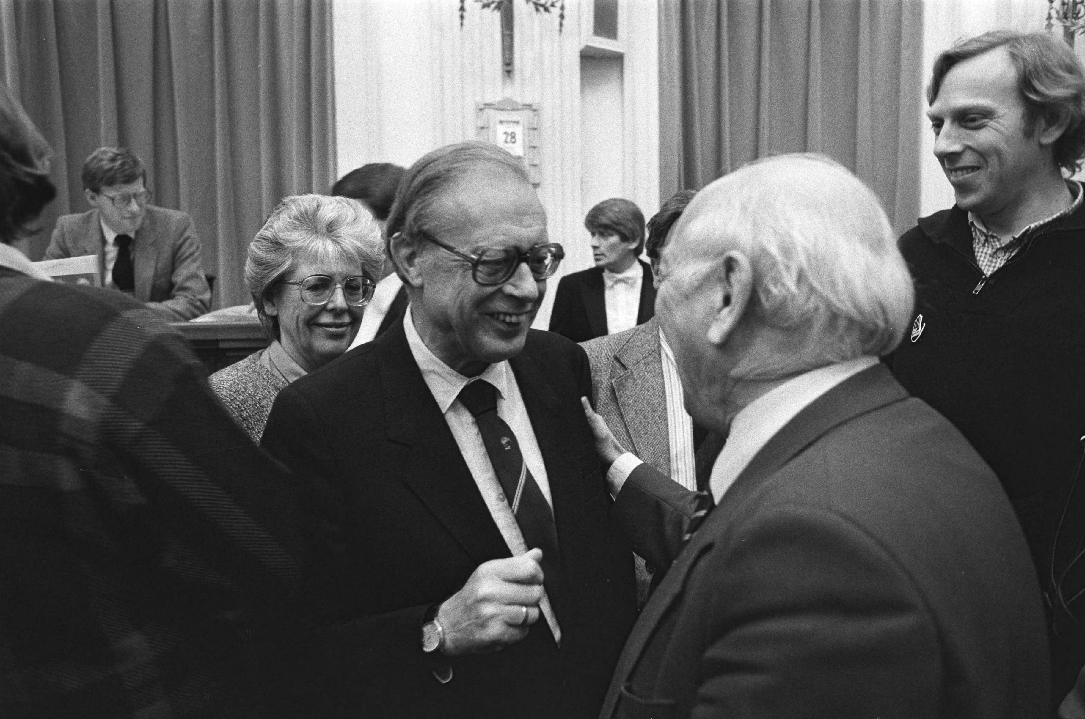PvdA kamerlid Hein Roethof keerde terug in kamer — Hein Roethof wordt ondermeer door Joop den Uyl begroet. — Foto: Croes, Rob C. / Anefo. Licentie: Set B: Rechtenvrij / Publiek Domein. Bron: Nationaal Archief. http://hdl.handle.net/10648/ad4f3fde-d0b4-102d-bcf8-003048976d84