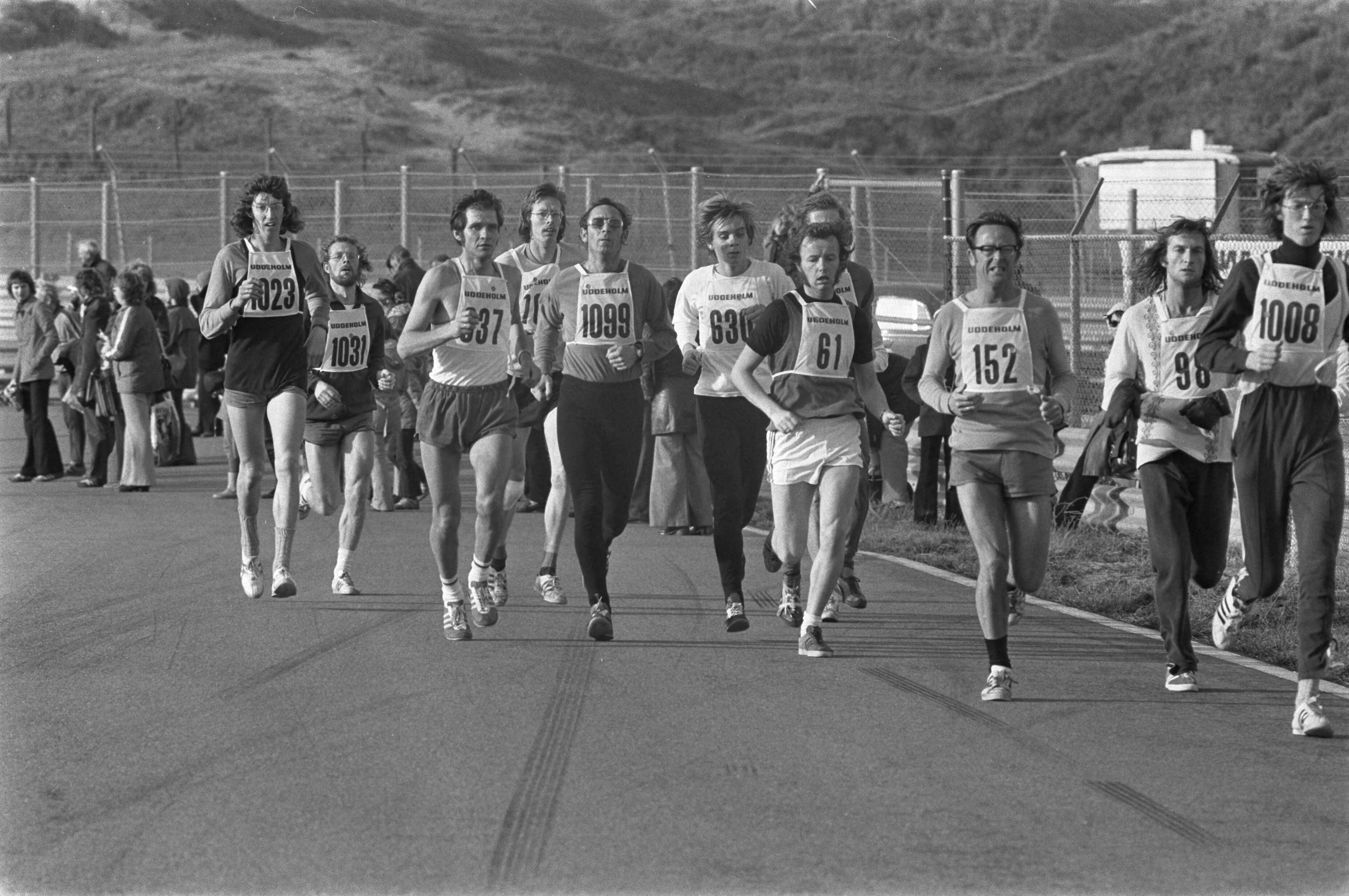 Fotocollectie Anefo — Volksmarathonloop op circuit van Zandvoort; overzicht tijdens marathon — Foto: Peters, Hans / Anefo. Licentie: Set B: Rechtenvrij / Publiek Domein. Bron: Nationaal Archief. http://hdl.handle.net/10648/ac5a0f8c-d0b4-102d-bcf8-003048976d84