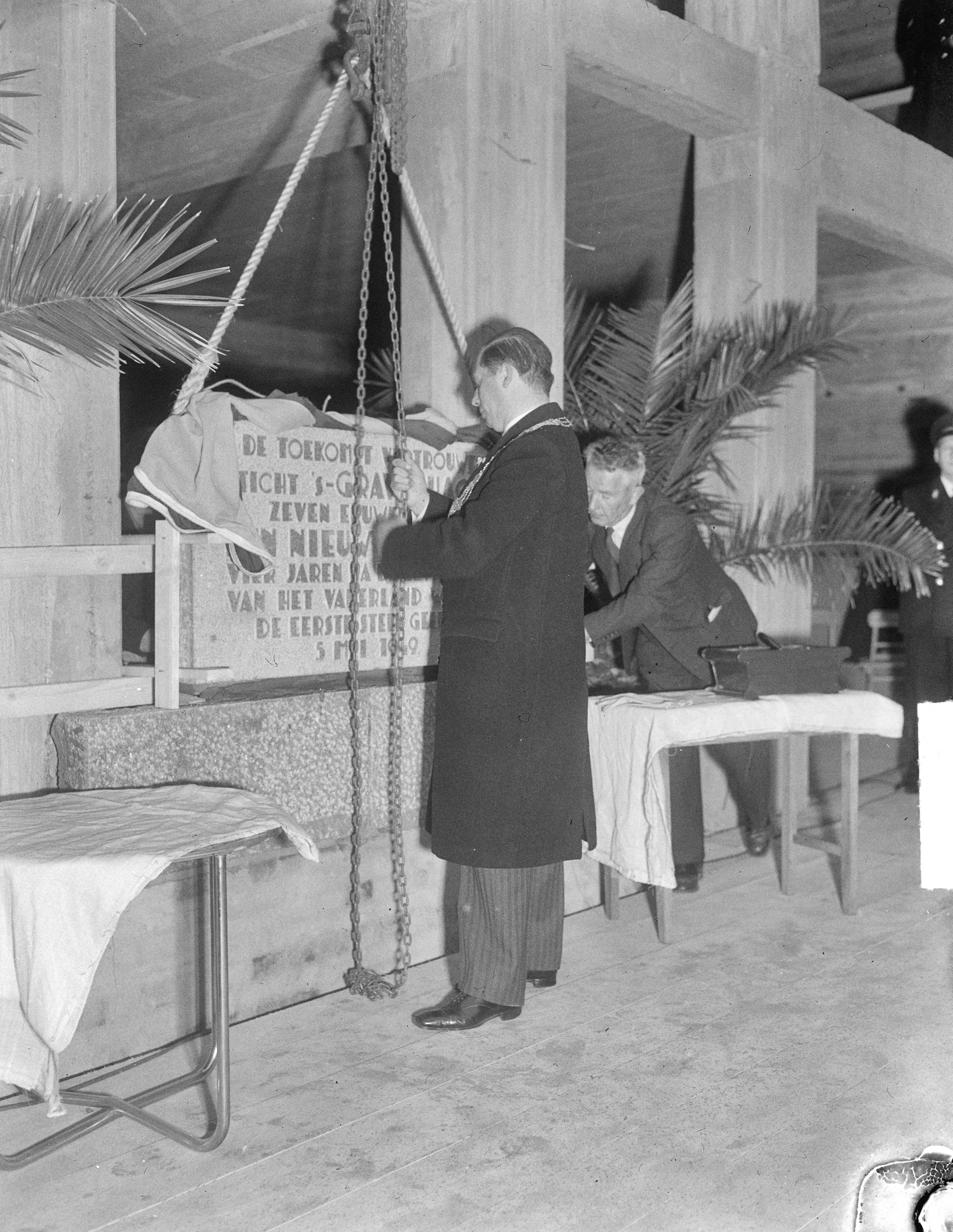 Fotocollectie Anefo — Eerste steen Stadhuis Alexanderveld Den Haag — Foto: Merk, Ben / Anefo. Licentie: Set B: Rechtenvrij / Publiek Domein. Bron: Nationaal Archief. http://hdl.handle.net/10648/a8c7578a-d0b4-102d-bcf8-003048976d84