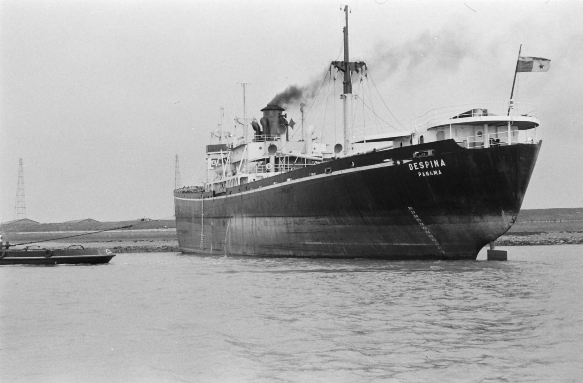 Fotocollectie Anefo — Het Panamese vrachtschip "Despina"is bij het binnenvaren van de haven van Vlissingen op de Oosthavendam gelopen — Foto: Slagboom, Anton / Anefo. Licentie: Set B: Rechtenvrij / Publiek Domein. Bron: Nationaal Archief. http://hdl.handle.net/10648/a9795b74-d0b4-102d-bcf8-003048976d84