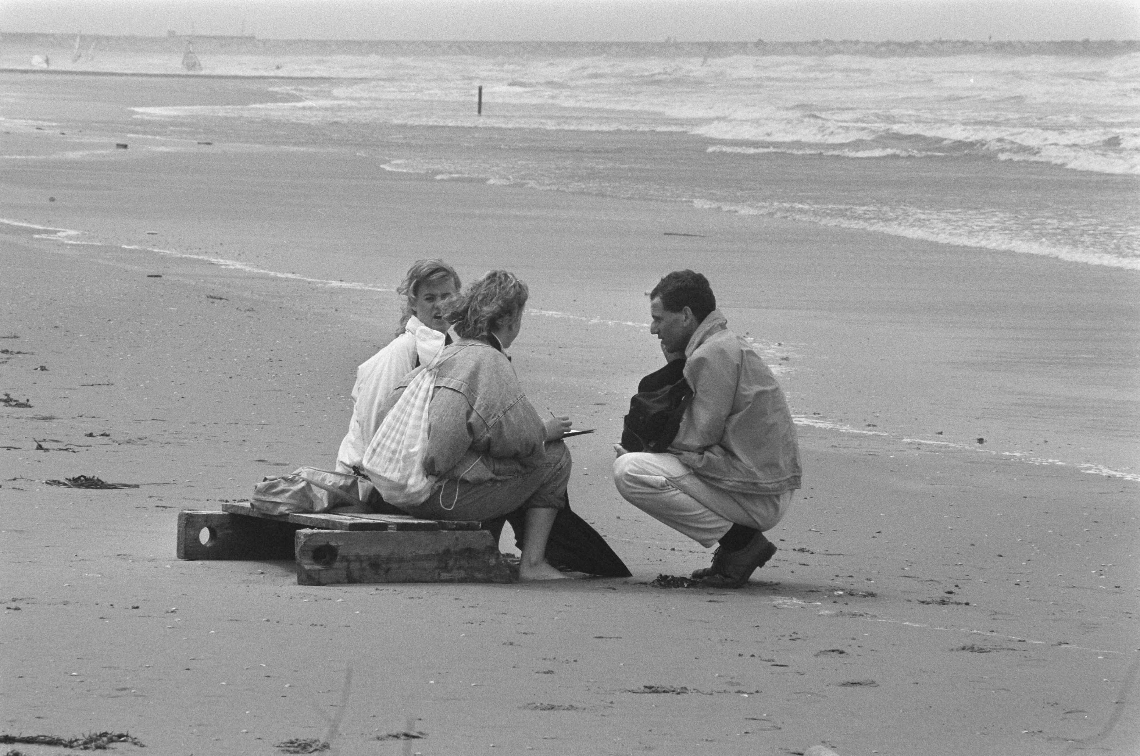 Fotocollectie Anefo — Enqueten en zeewaterkeuring i.o.v. Europese Commissie gestart in Scheveningen; zeewateronderzoek door Belgische badpak — Foto: Croes, Rob C. / Anefo. Licentie: Set B: Rechtenvrij / Publiek Domein. Bron: Nationaal Archief. http://hdl.handle.net/10648/ad62a1dc-d0b4-102d-bcf8-003048976d84