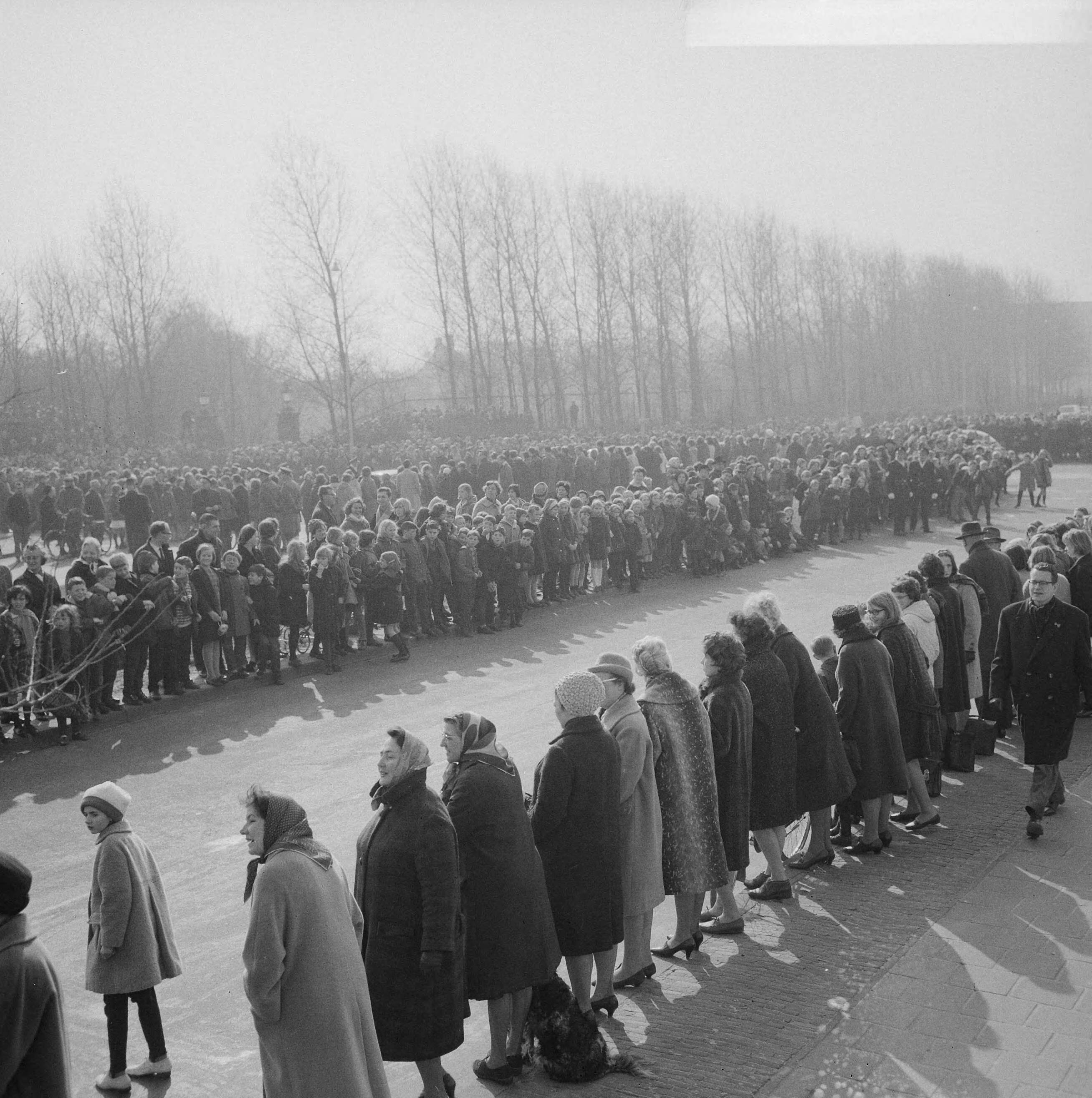 Verloofde paar prinses Margriet en Pieter van Vollenhoven in Den Haag — Verloofde paar in Den Haag, grote belangstelling bij het Catshuis — Foto: Evers, Joost / Anefo. Licentie: Set B: Rechtenvrij / Publiek Domein. Bron: Nationaal Archief. http://hdl.handle.net/10648/aa98a136-d0b4-102d-bcf8-003048976d84