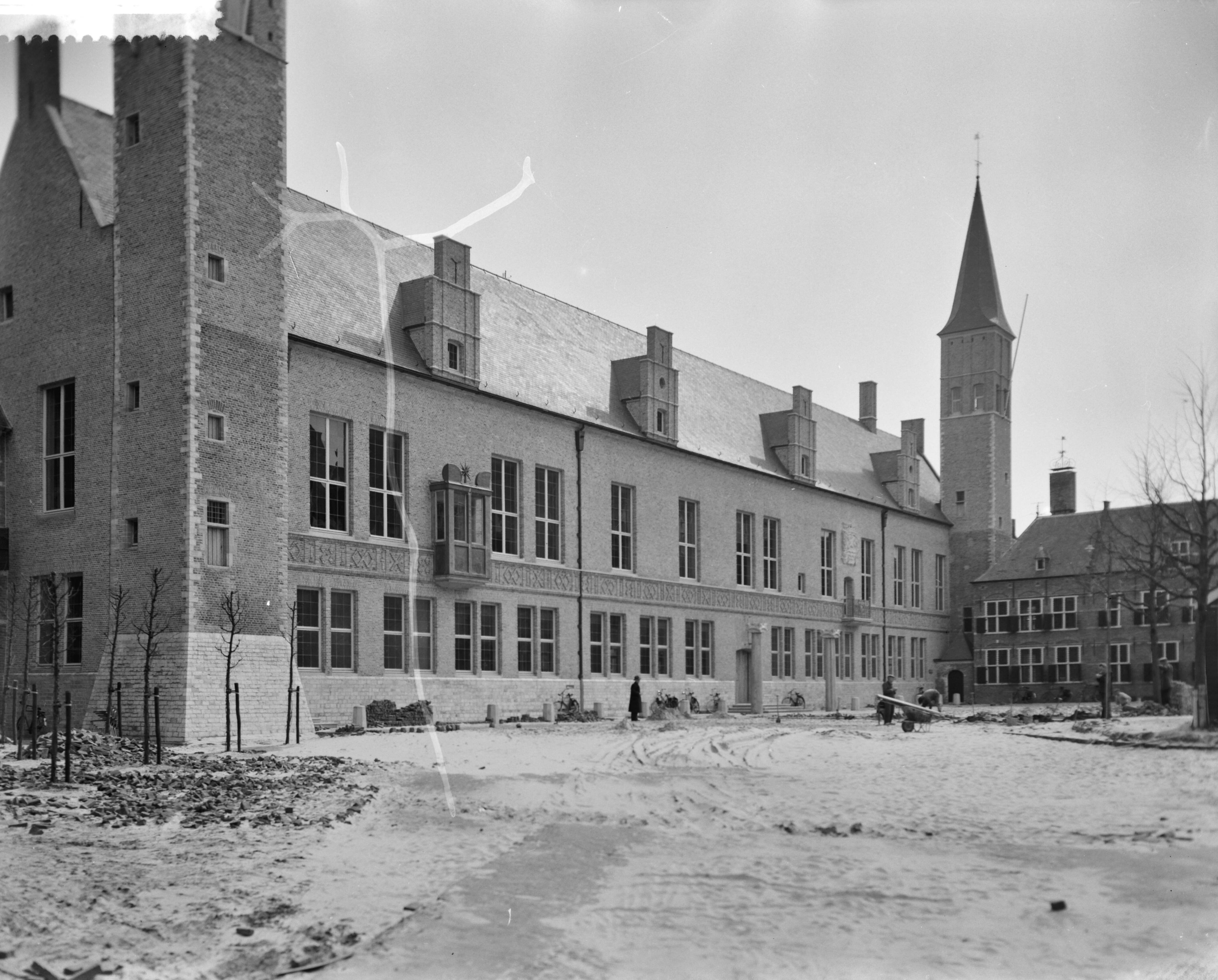 Fotocollectie Anefo — Zeeuws provinciehuis in Middelburg dat op 17 mei aanstaande door koningin Juliana geopend zal worden. Exterieur van het provinciehuis — Foto: Bilsen, Joop van / Anefo. Licentie: Set B: Rechtenvrij / Publiek Domein. Bron: Nationaal Archief. http://hdl.handle.net/10648/a9ac6f1e-d0b4-102d-bcf8-003048976d84