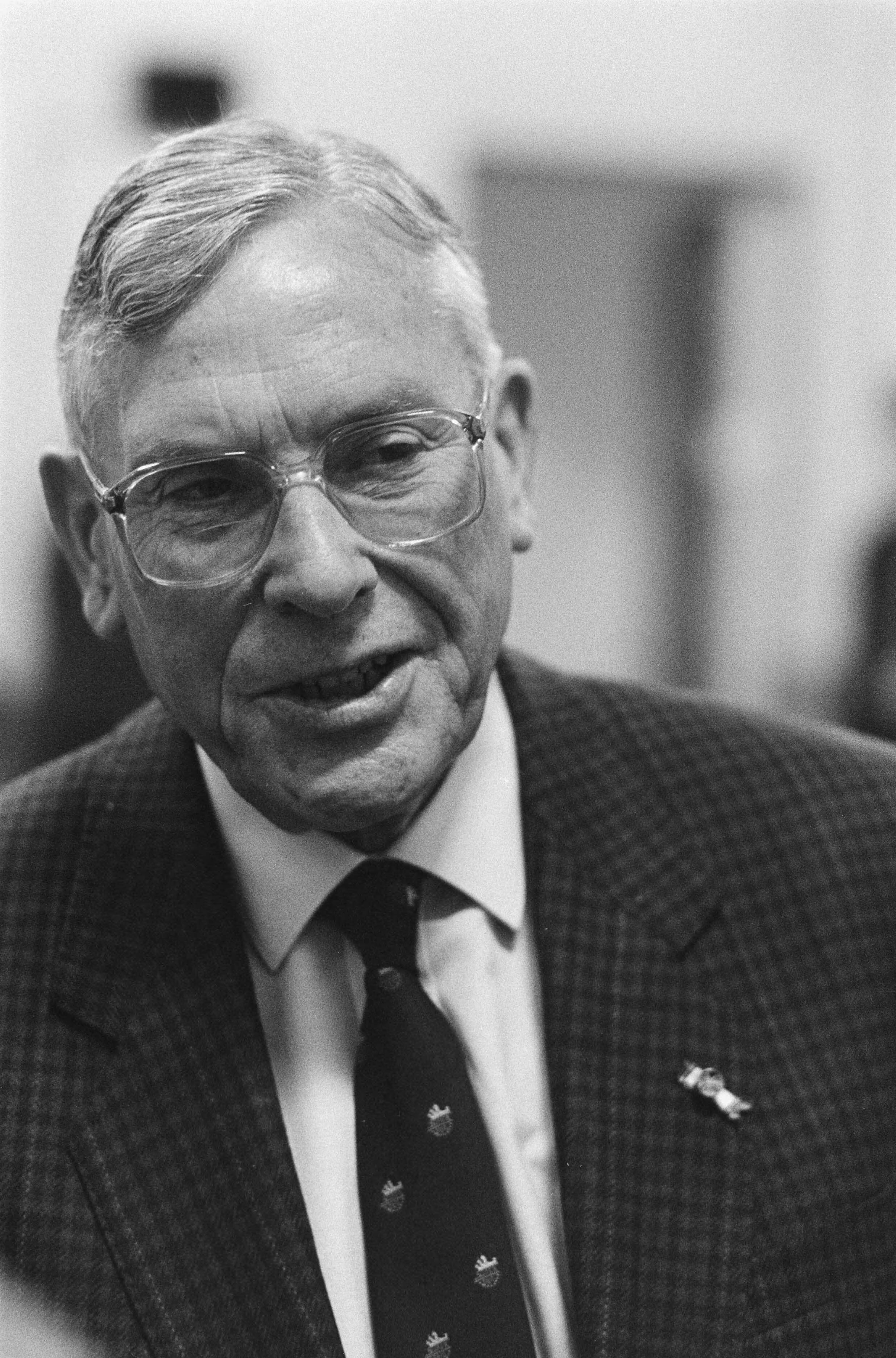 Fotocollectie Anefo — Voortzetting APB-proces in Maastricht; een van de getuigen, de voormalige hoofddirecteur van APB, dr. mr. N.H. Wiarda — Foto: Molendijk, Bart / Anefo. Licentie: Set B: Rechtenvrij / Publiek Domein. Bron: Nationaal Archief. http://hdl.handle.net/10648/ad569234-d0b4-102d-bcf8-003048976d84
