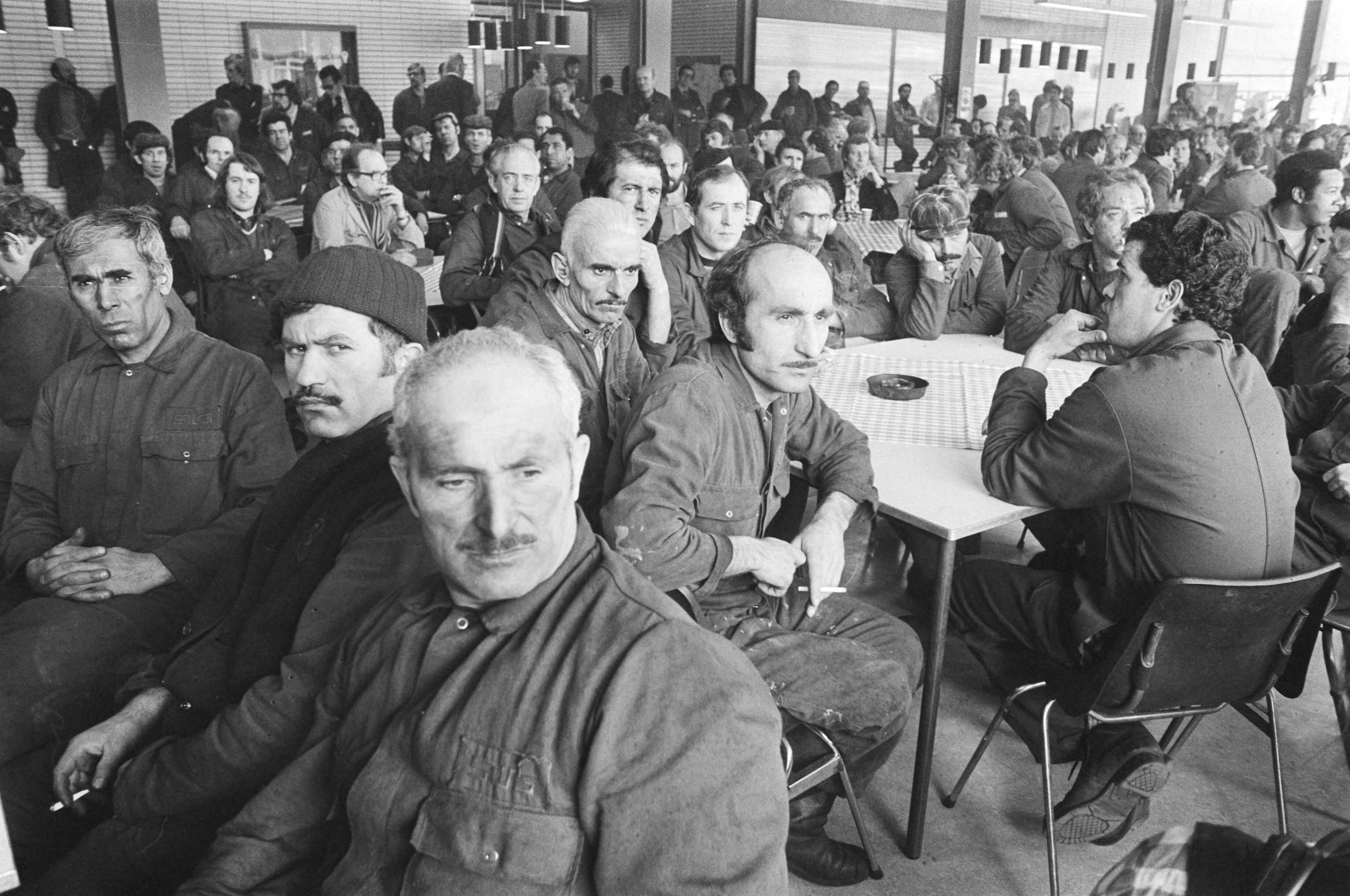 Fotocollectie Anefo — Staking van 1 uur bij VMF in Utrecht (gieterij); arbeiders in kantine — Foto: Croes, Rob C. / Anefo. Licentie: Set B: Rechtenvrij / Publiek Domein. Bron: Nationaal Archief. http://hdl.handle.net/10648/ac9a94f8-d0b4-102d-bcf8-003048976d84