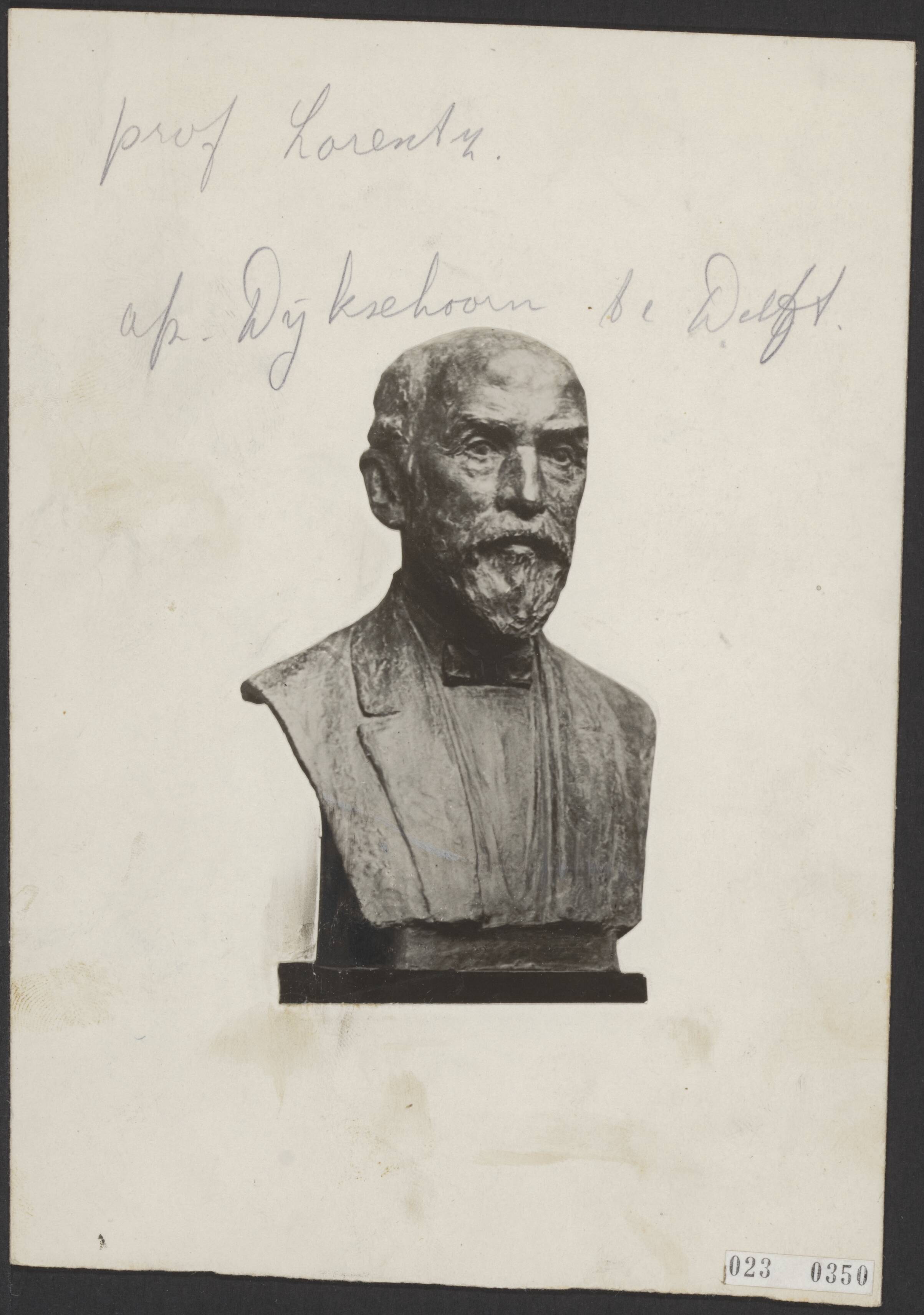 Fotocollectie Elsevier Binnenland — Borstbeeld van prof. dr. H.A. Lorentz onthuld op het Lorentzplein te Haarlem, vervaardigd door de beeldhouwer A.W.M. Ode uit Delft — Foto: Onbekend / Publiek Domein of Rechtenvrij. Licentie: Set B: Rechtenvrij / Publiek Domein. Bron: Nationaal Archief. http://hdl.handle.net/10648/add471fe-d0b4-102d-bcf8-003048976d84