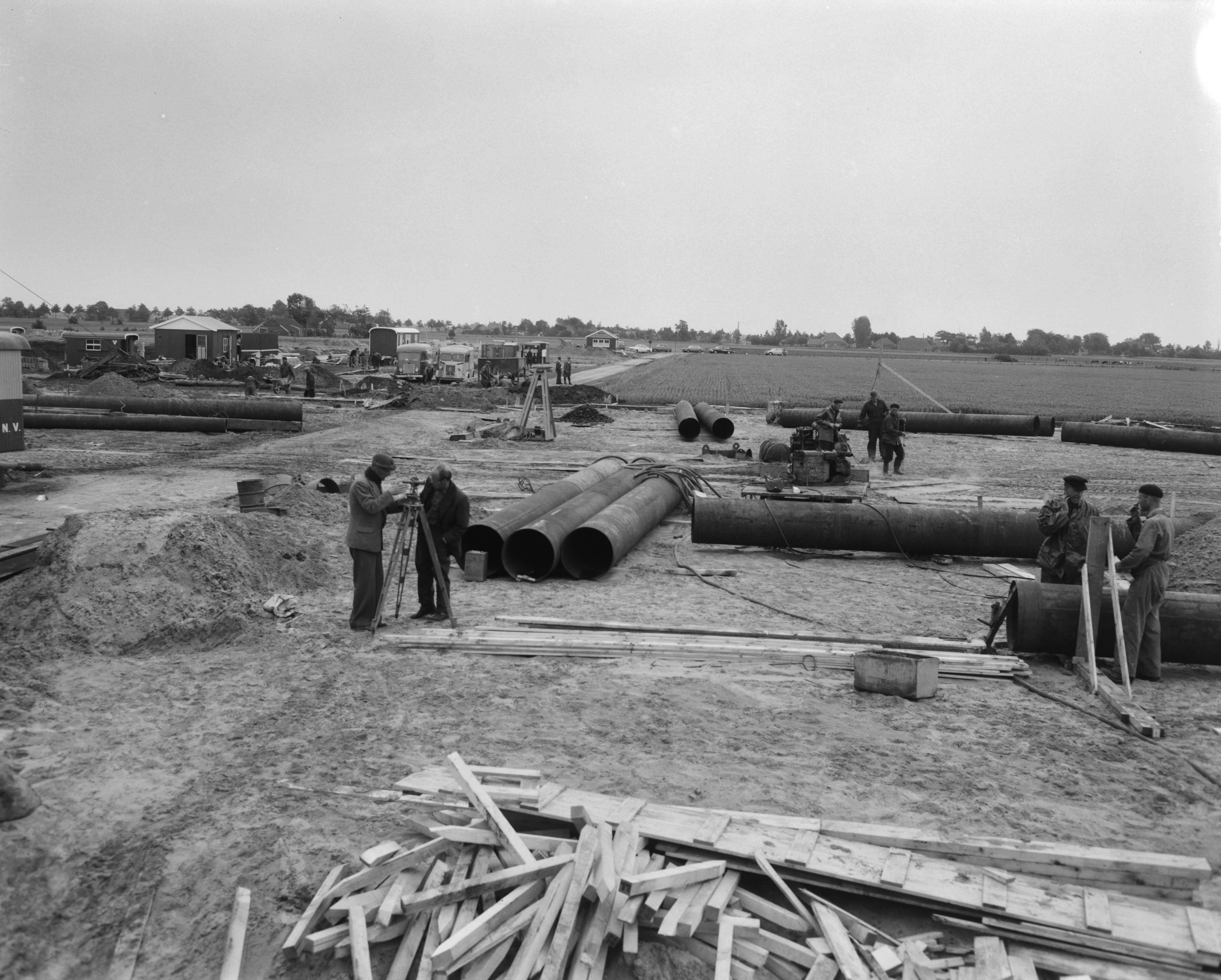 Fotocollectie Anefo — Gasbel te Slochteren. Werkzaamheden van de Nederlandse Gasunie — Foto: Bilsen, Joop van / Anefo. Licentie: Set B: Rechtenvrij / Publiek Domein. Bron: Nationaal Archief. http://hdl.handle.net/10648/aa3af310-d0b4-102d-bcf8-003048976d84
