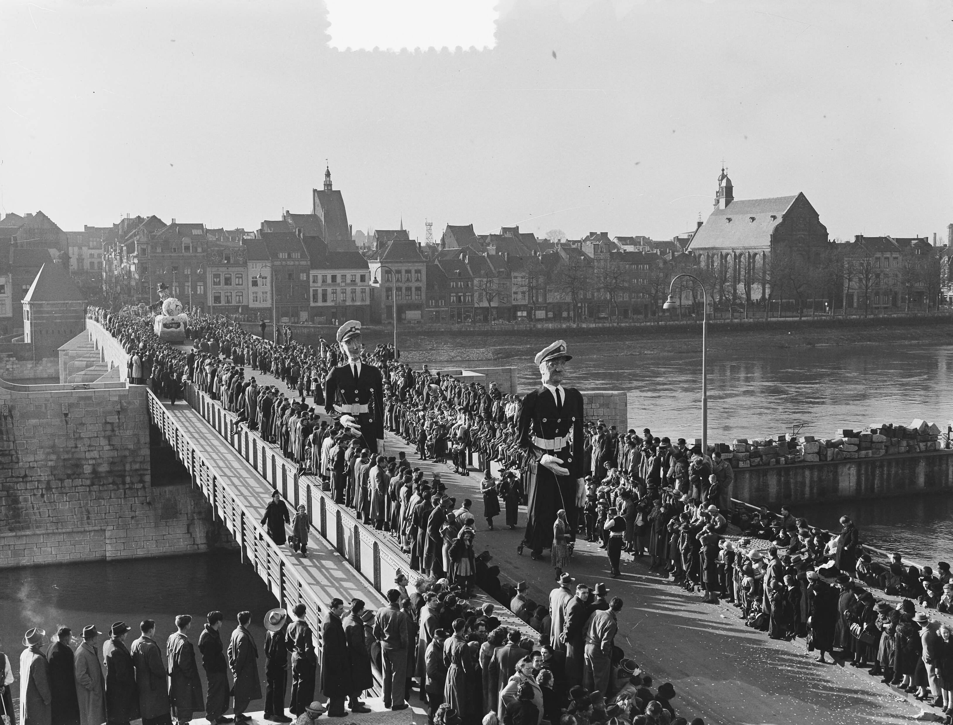 Carnavalsoptocht in Maastricht — Foto: Pot, Harry / Anefo. — Licentie: Set B: Rechtenvrij / Publiek Domein. Bron: Nationaal Archief. http://hdl.handle.net/10648/a8f5dd08-d0b4-102d-bcf8-003048976d84