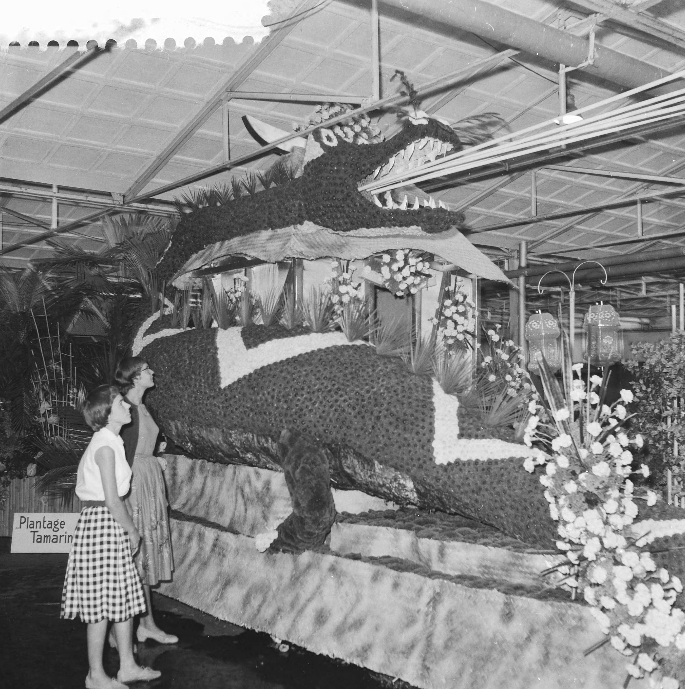 Fotocollectie Anefo — Voorbereidingen voor het bloemencorso, praalwagen "Het Chinese Landhuis" — Foto: Noske, J.D. / Anefo. Licentie: Set B: Rechtenvrij / Publiek Domein. Bron: Nationaal Archief. http://hdl.handle.net/10648/a99cacfa-d0b4-102d-bcf8-003048976d84