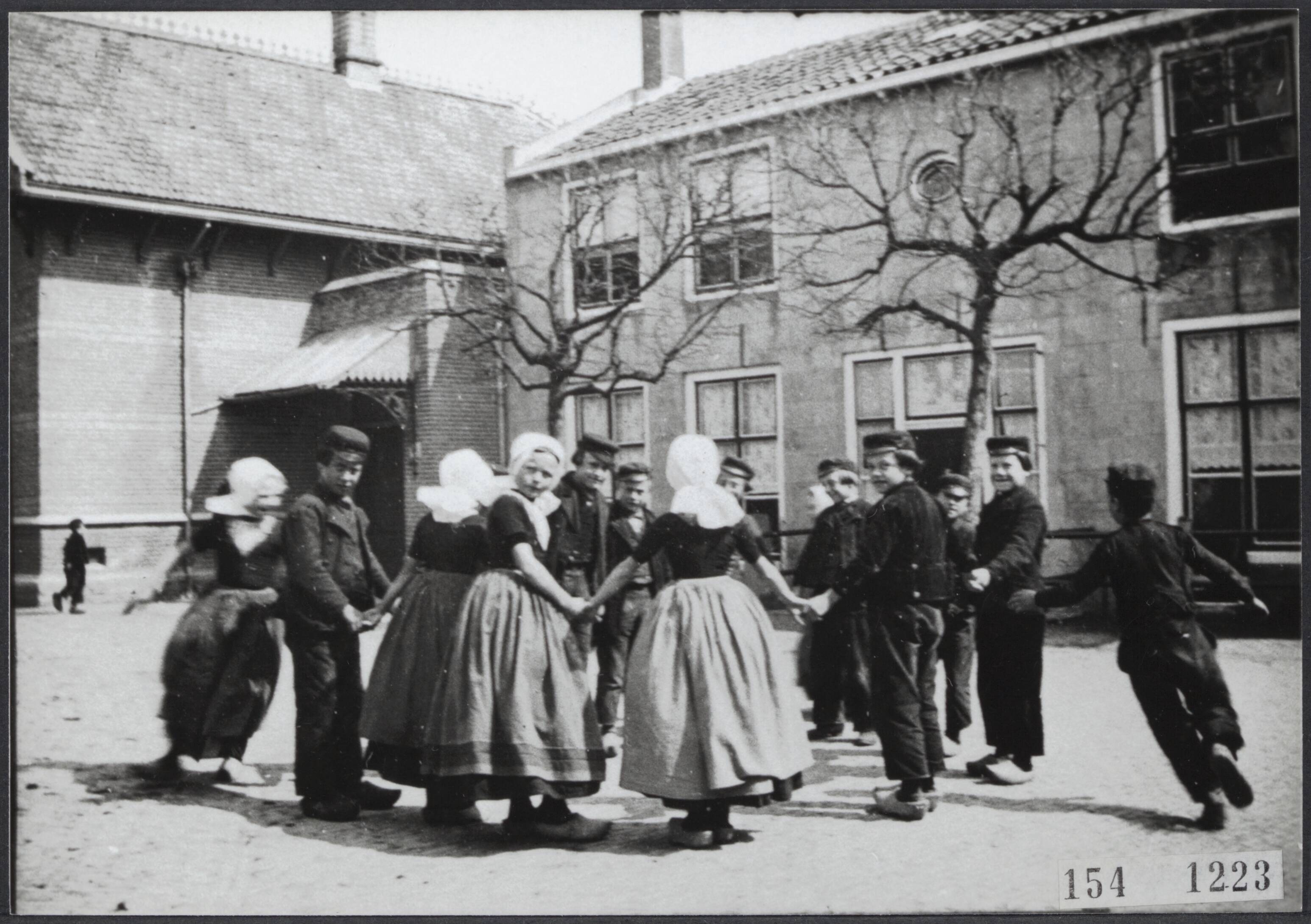 Serie Vanneufville (fotograaf uit Tourcoing 1855-1938) — Rondedans van kinderen in Biggekerke — Foto: Vanneufville, Leonce Bertile. Licentie: Set B: Rechtenvrij / Publiek Domein. Bron: Nationaal Archief. http://hdl.handle.net/10648/eda39679-bf23-5117-98b0-46f5b2b1f58d