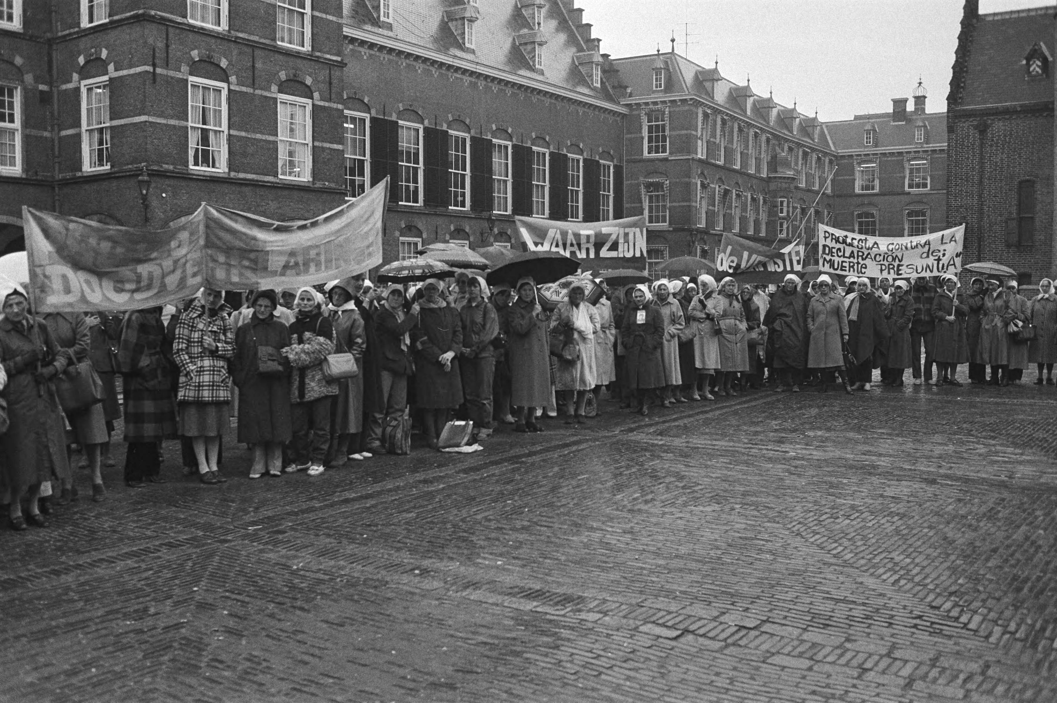 Fotocollectie Anefo — Vandaag op Binnenhof in Den Haag gedemonstreerd uit solidariteit met de zgn. Dwaze moeders in Argentinie, demonstranten op het Binnenhof — Foto: Pereira, Fernando / Anefo. Licentie: Set B: Rechtenvrij / Publiek Domein. Bron: Nationaal Archief. http://hdl.handle.net/10648/aceb09ec-d0b4-102d-bcf8-003048976d84