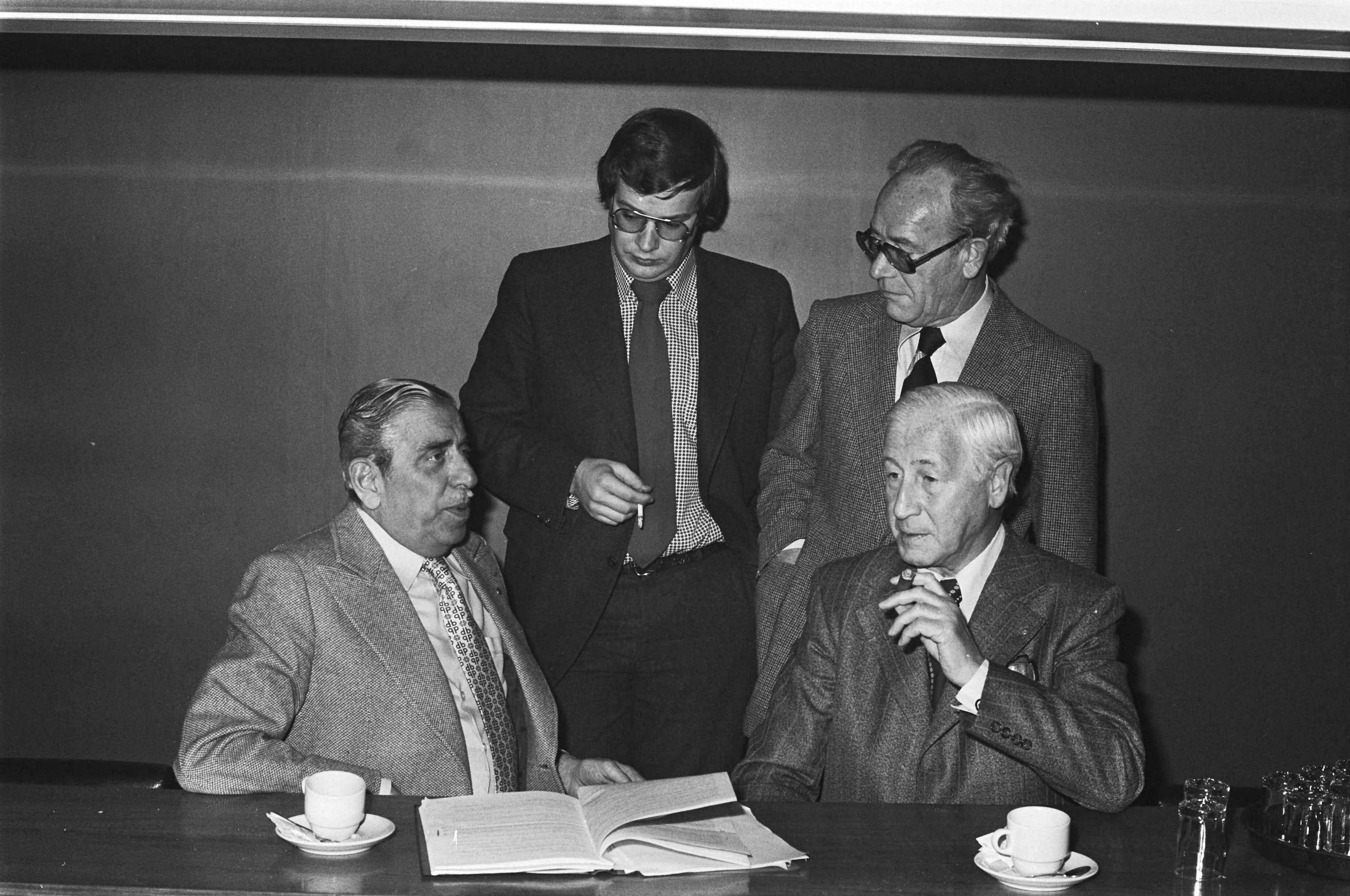 Eric Vilé gekozen tot nieuwe voorzitter FBO in het KNVB Sportcentrum te Zeist — Eric Vilé (tweede van links) met mede bestuursleden — Foto: Peters, Hans / Anefo. Licentie: Set B: Rechtenvrij / Publiek Domein. Bron: Nationaal Archief. http://hdl.handle.net/10648/ac975c70-d0b4-102d-bcf8-003048976d84