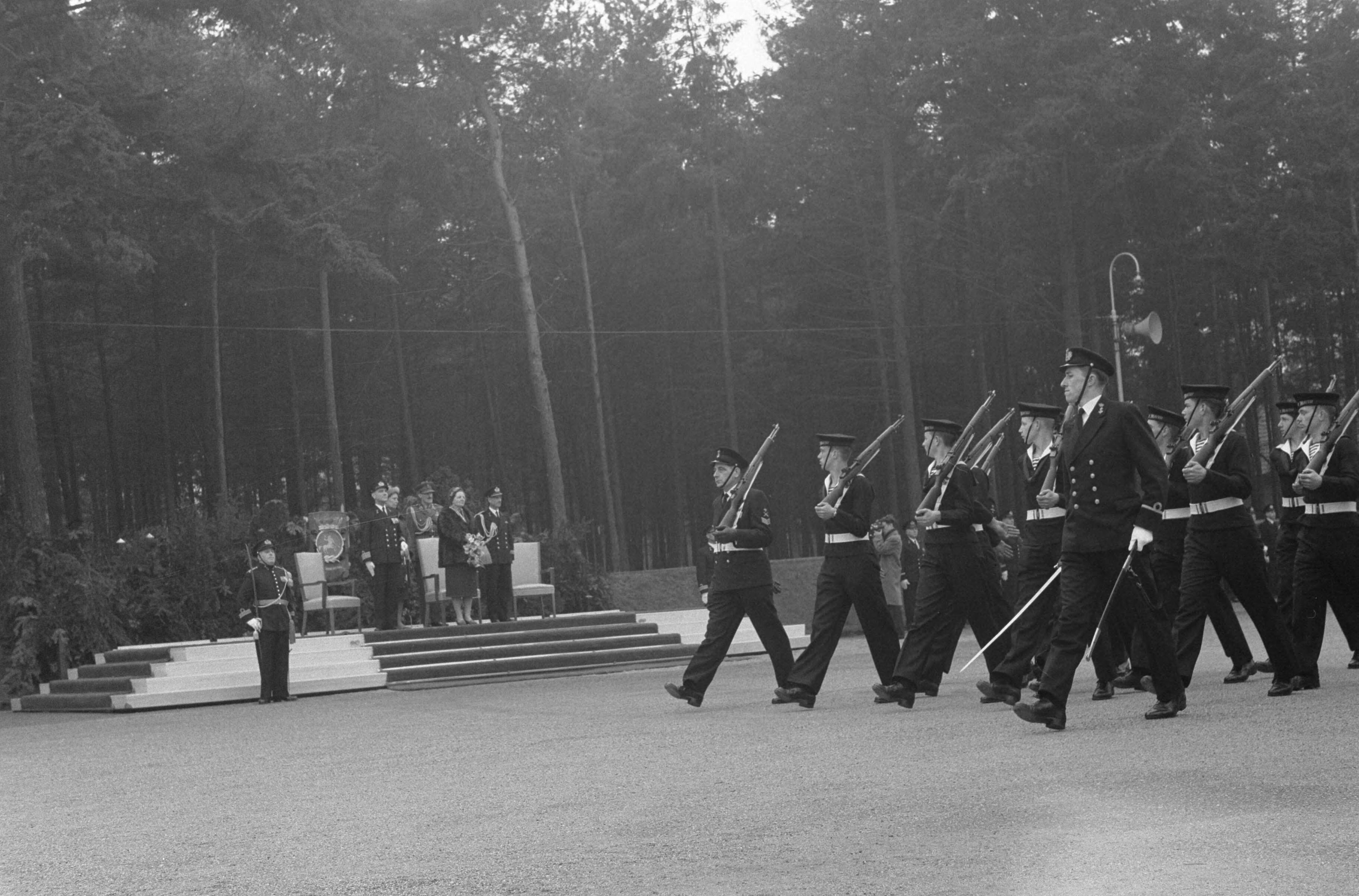Fotocollectie Anefo — Koningin Juliana bezoekt marinekamp Loosdrecht. Defilé — Foto: Pot, Harry / Anefo. Licentie: Set B: Rechtenvrij / Publiek Domein. Bron: Nationaal Archief. http://hdl.handle.net/10648/a9ce36c6-d0b4-102d-bcf8-003048976d84