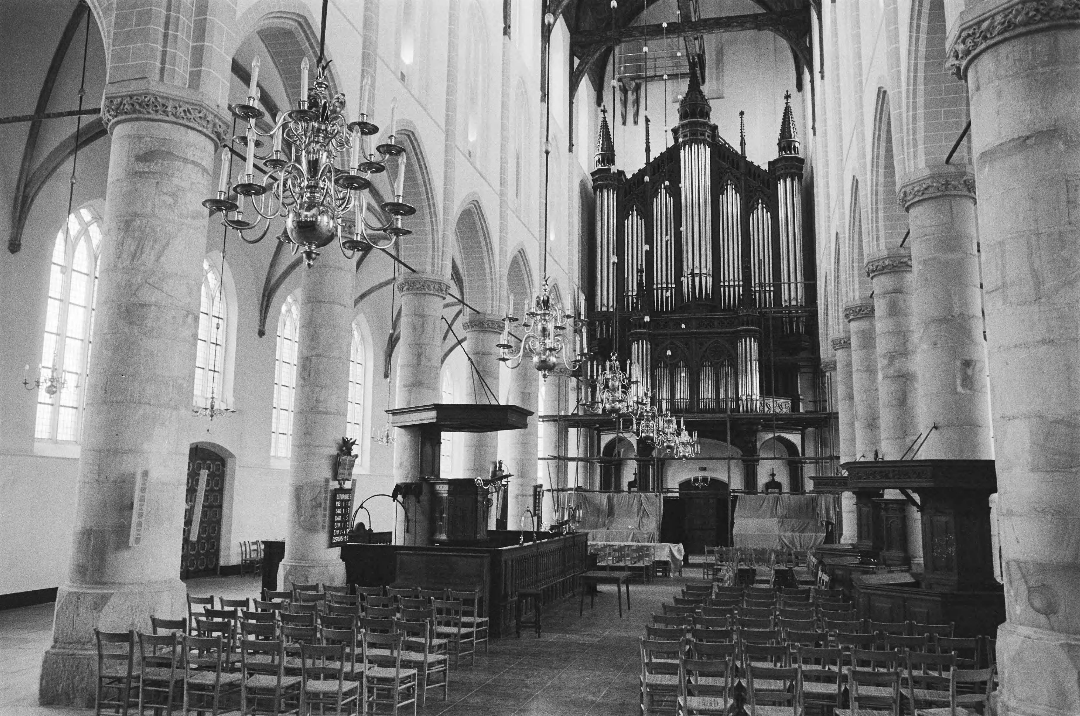 Fotocollectie Anefo — Grote of St. Vituskerk in Naarden gerestaureerd; interieur van de kerk — Foto: Verhoeff, Bert / Anefo. Licentie: Set B: Rechtenvrij / Publiek Domein. Bron: Nationaal Archief. http://hdl.handle.net/10648/acc01fd4-d0b4-102d-bcf8-003048976d84