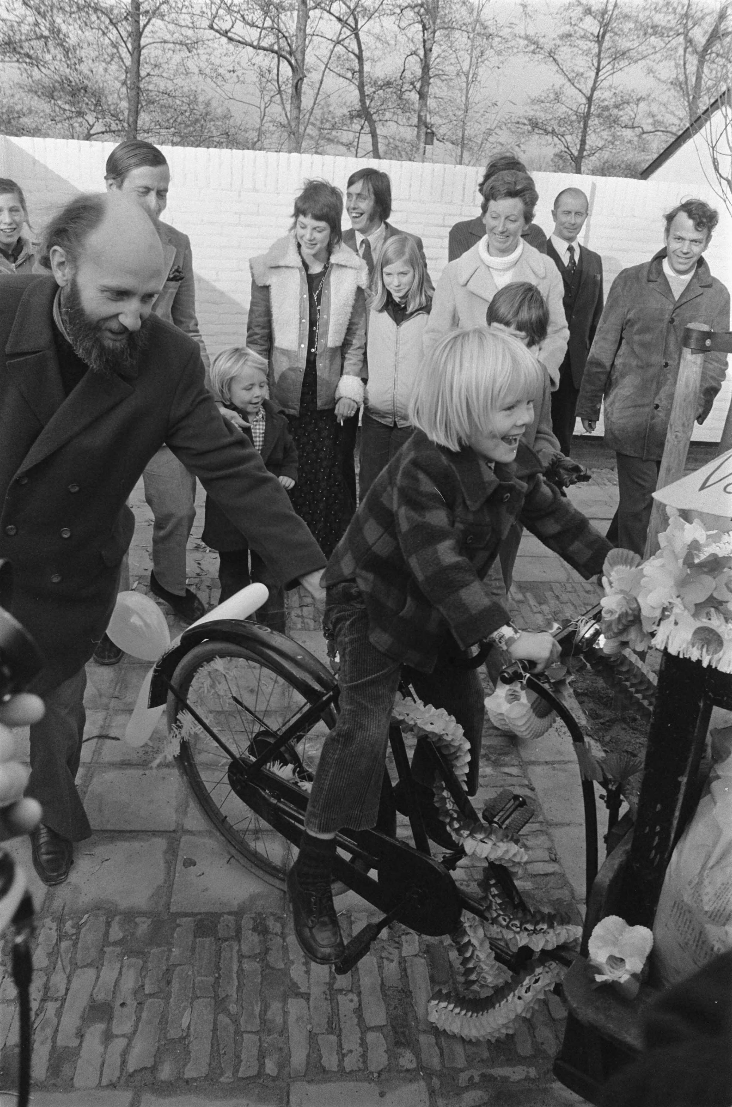 Prinses Beatrix en Prins Claus met hun kinderen bij de opening van kinderboerderij "De Vrije Teugel" in Soest — Prins Willem-Alexander rijdt op een bakfiets — Foto: Fotograaf Onbekend / Anefo. Licentie: Set B: Rechtenvrij / Publiek Domein. Bron: Nationaal Archief. http://hdl.handle.net/10648/ac3ca7a8-d0b4-102d-bcf8-003048976d84