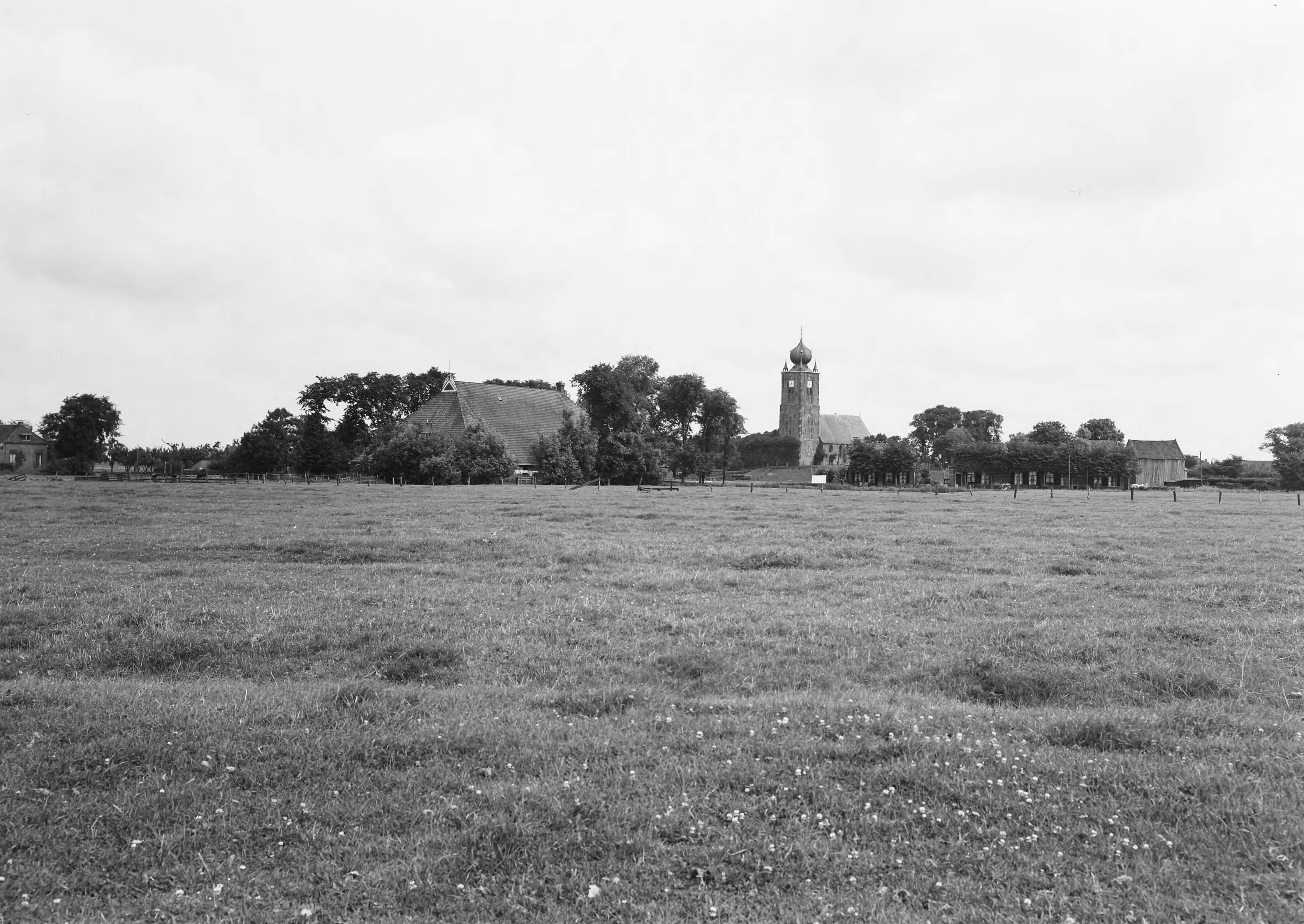 Fotocollectie Nederlandse Heidemaatschappij — Gezicht op Deinum (Fr.) — Foto: Vroom, [...] / Heidemij. Licentie: Set B: Rechtenvrij / Publiek Domein. Bron: Nationaal Archief. http://hdl.handle.net/10648/ae6ef580-d0b4-102d-bcf8-003048976d84