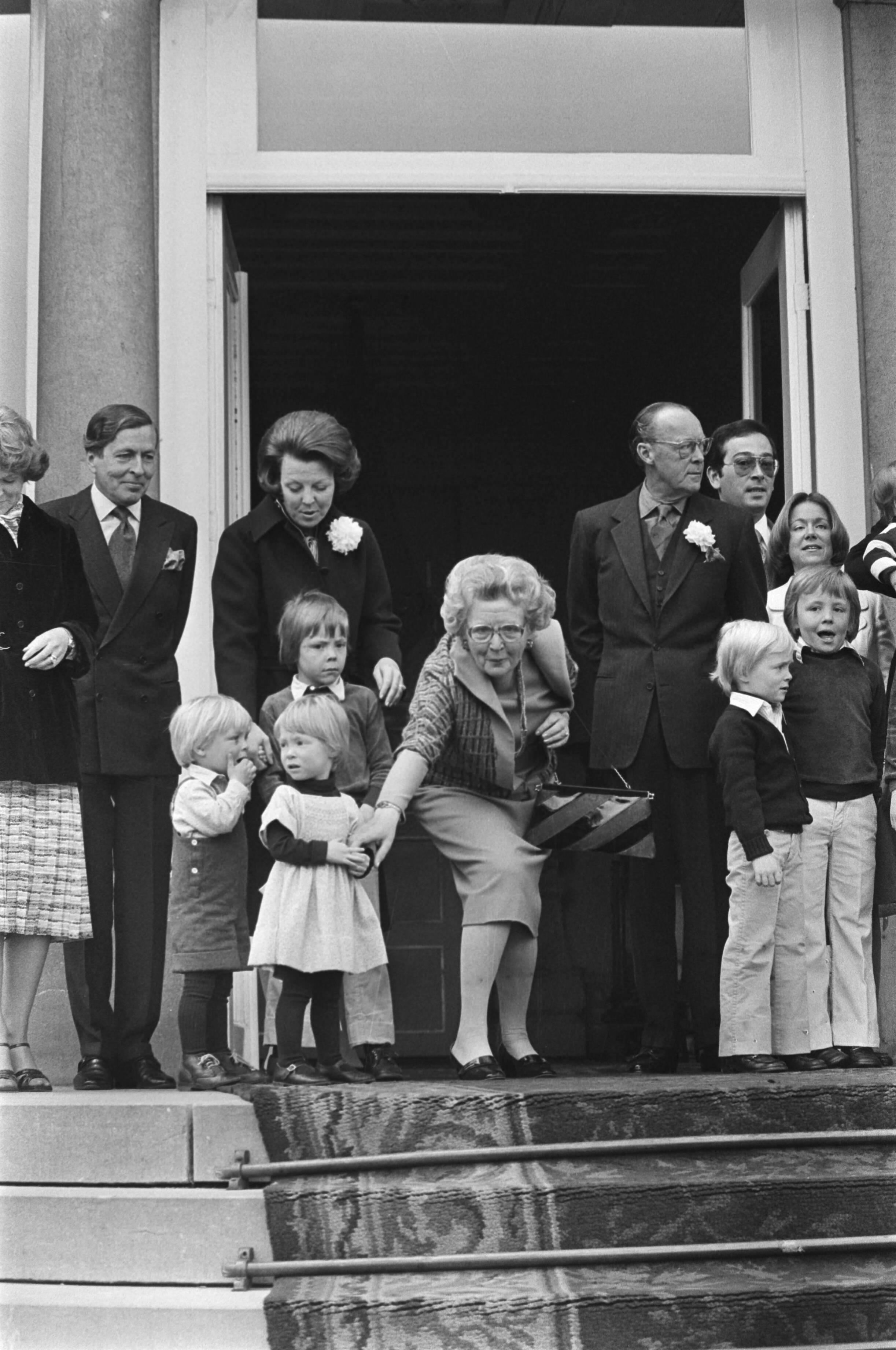 Fotocollectie Anefo — Defile Soestdijk; Juliana haalt de tweeling van Irene terug — Foto: Mieremet, Rob / Anefo. Licentie: Set B: Rechtenvrij / Publiek Domein. Bron: Nationaal Archief. http://hdl.handle.net/10648/ac828bf6-d0b4-102d-bcf8-003048976d84