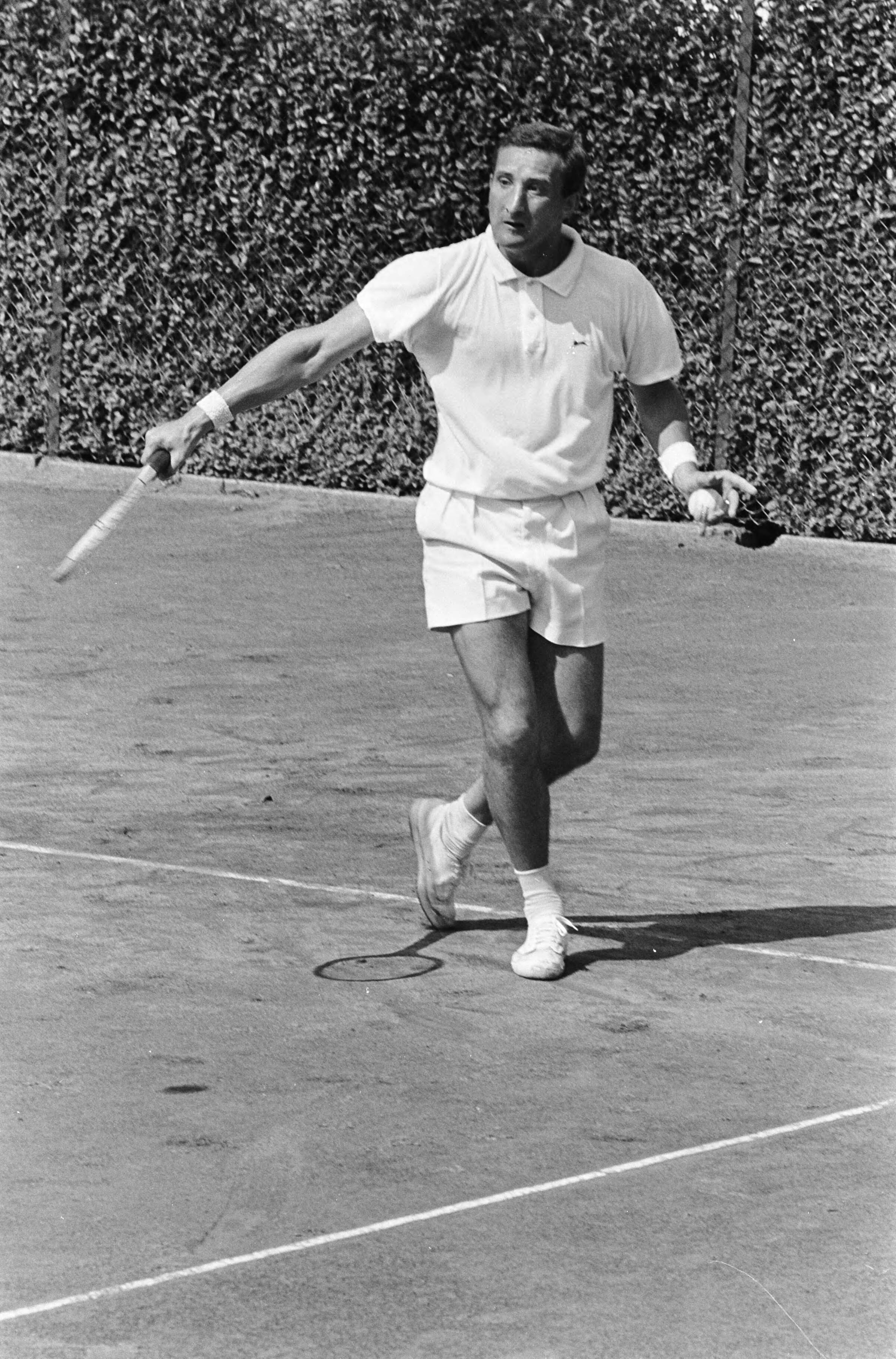 Fotocollectie Anefo — Nationaal Tenniskampioenschappen te Scheveningen. Mejuffrouw L. Jansen Venneboer in aktie — Foto: Koch, Eric / Anefo. Licentie: Set B: Rechtenvrij / Publiek Domein. Bron: Nationaal Archief. http://hdl.handle.net/10648/ab229530-d0b4-102d-bcf8-003048976d84